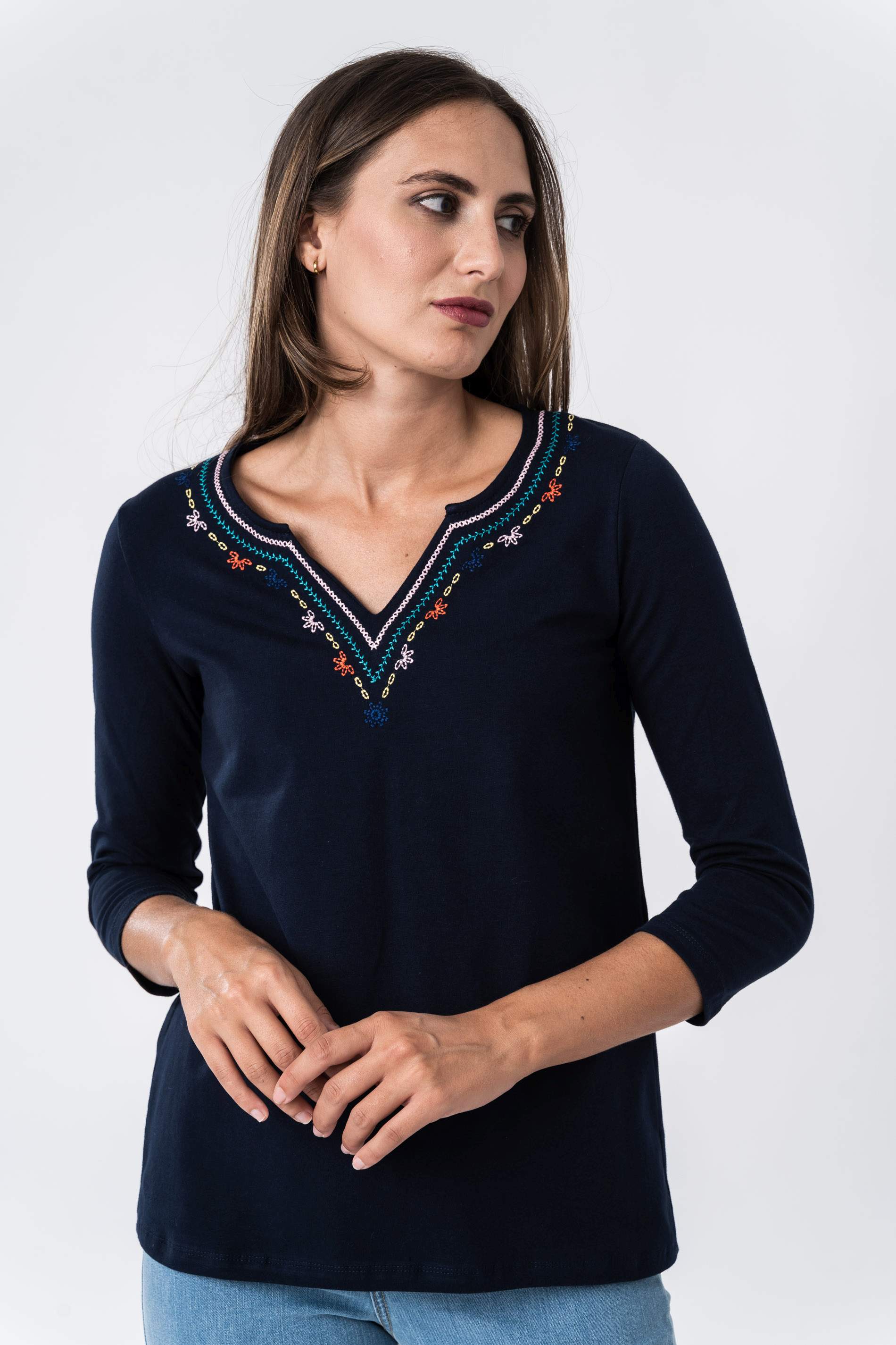 CAMISETA BORDADA ESPIGUITAS CUELLO MARINO