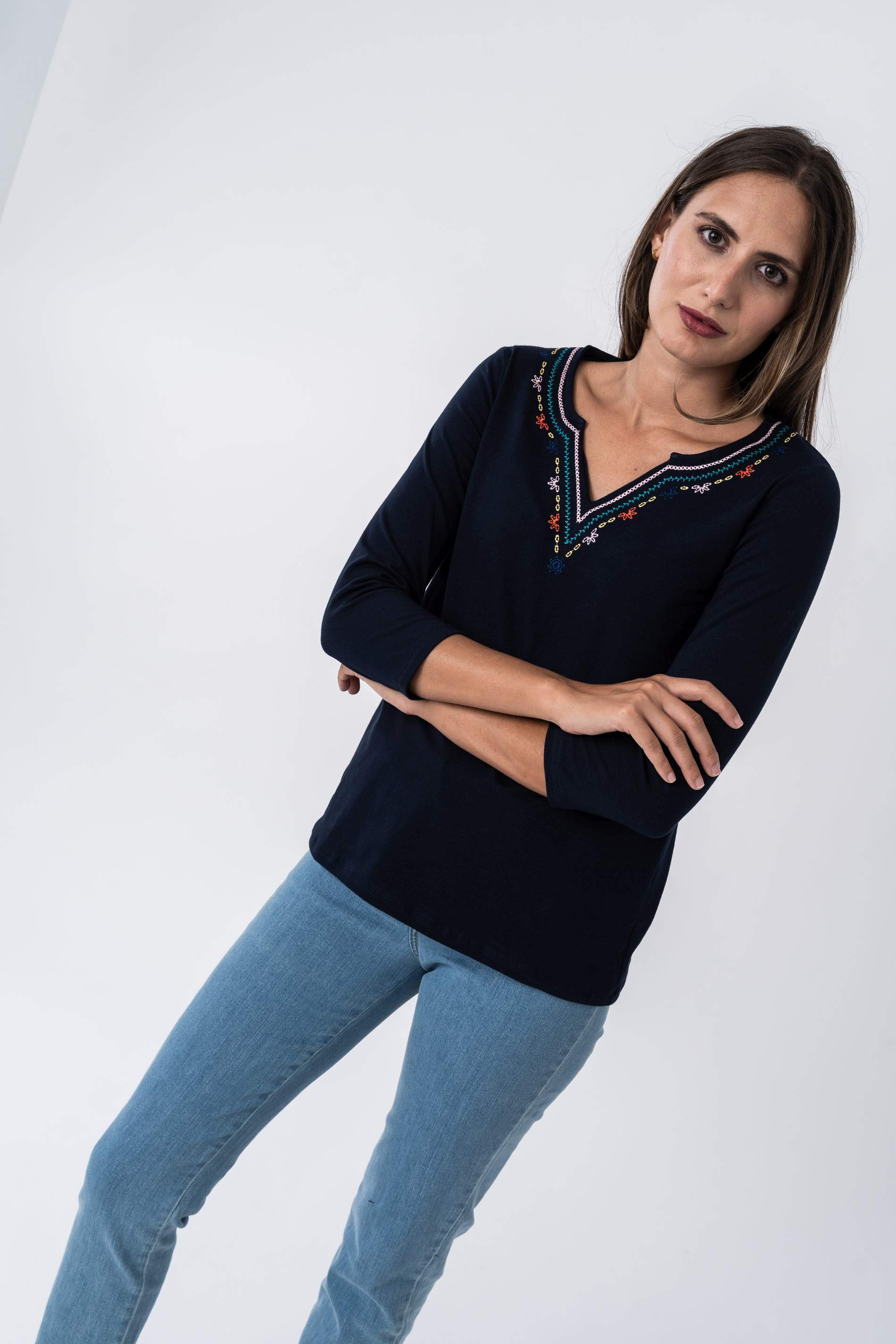 CAMISETA BORDADA ESPIGUITAS CUELLO MARINO
