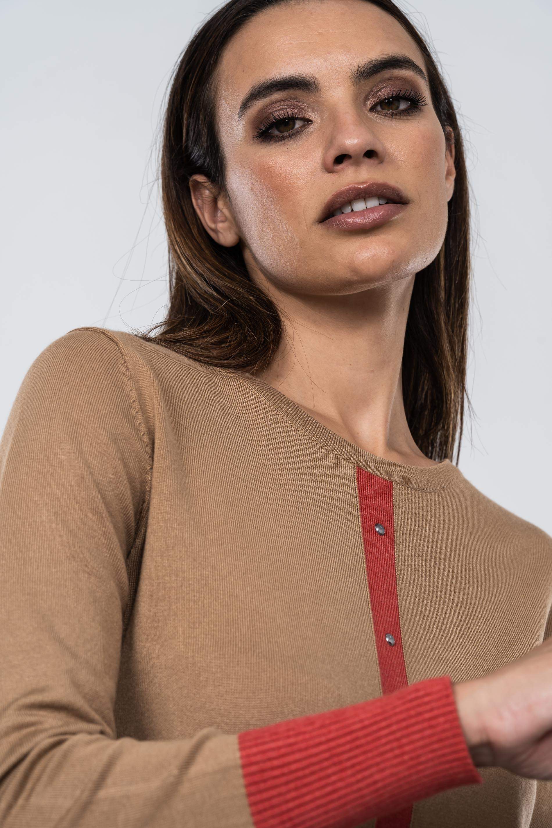 JERSEY DETALLE TACHAS DELANTERO PIEDRA