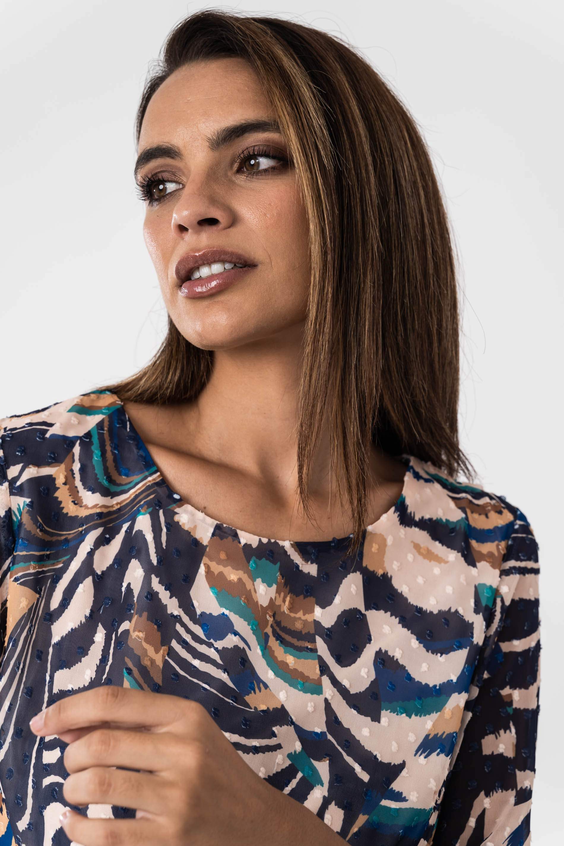 BLUSA PLUMETI ASTRACTO TINTA