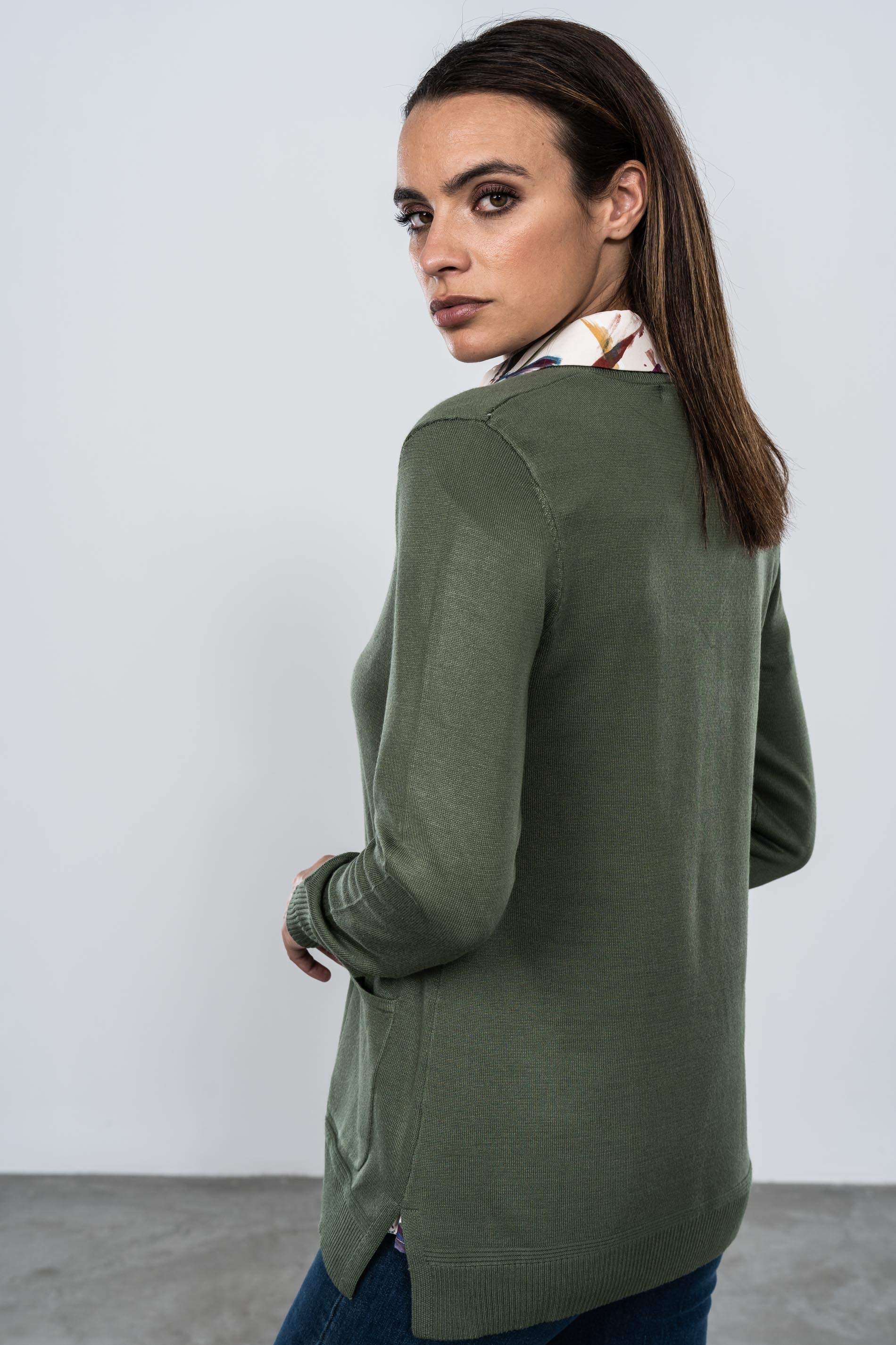 JERSEY CUELLO PICO BOLSILLOS OLIVA