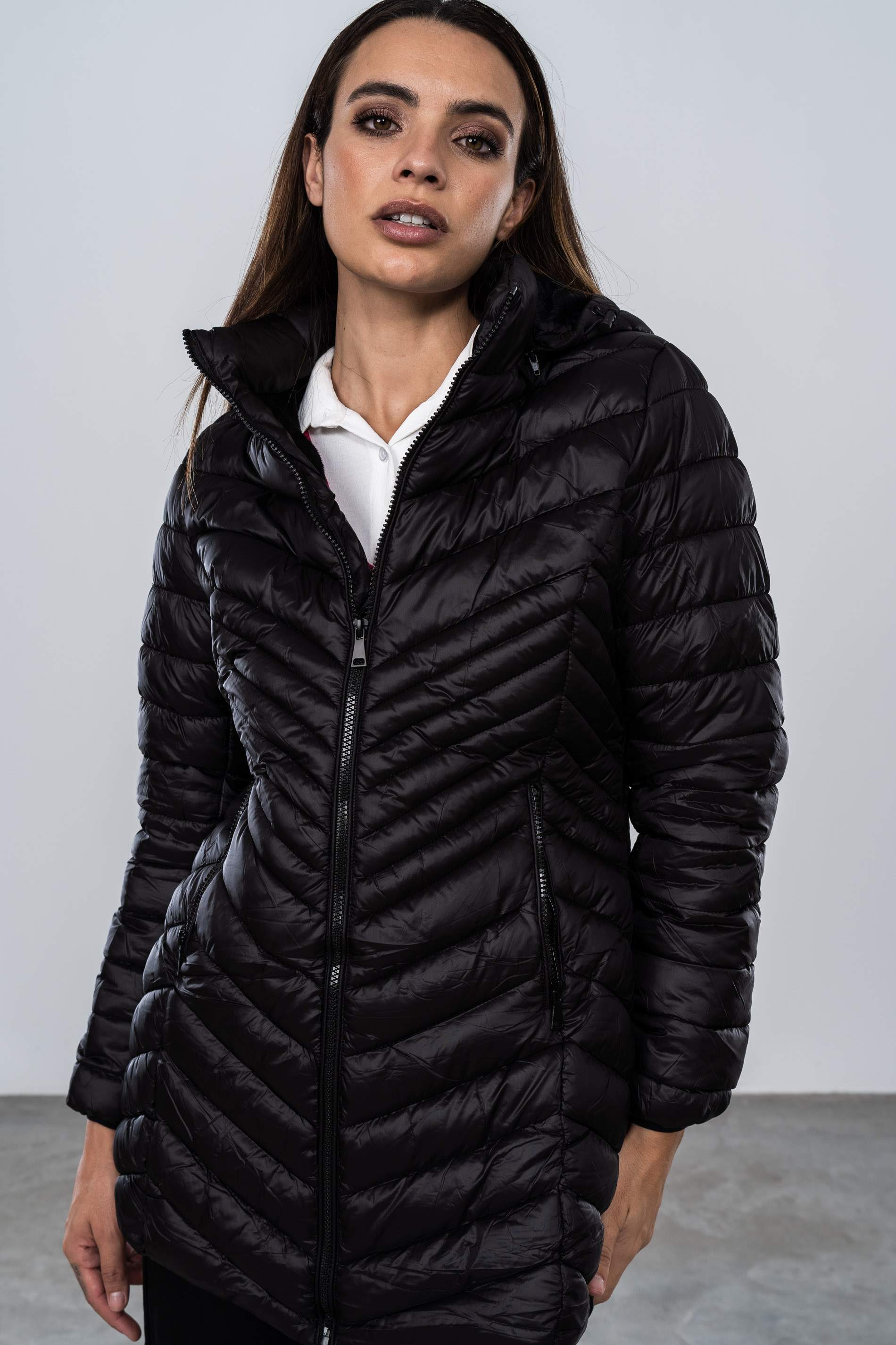 PARKA SATINADA PESPUNTE DIAGONAL NEGRA