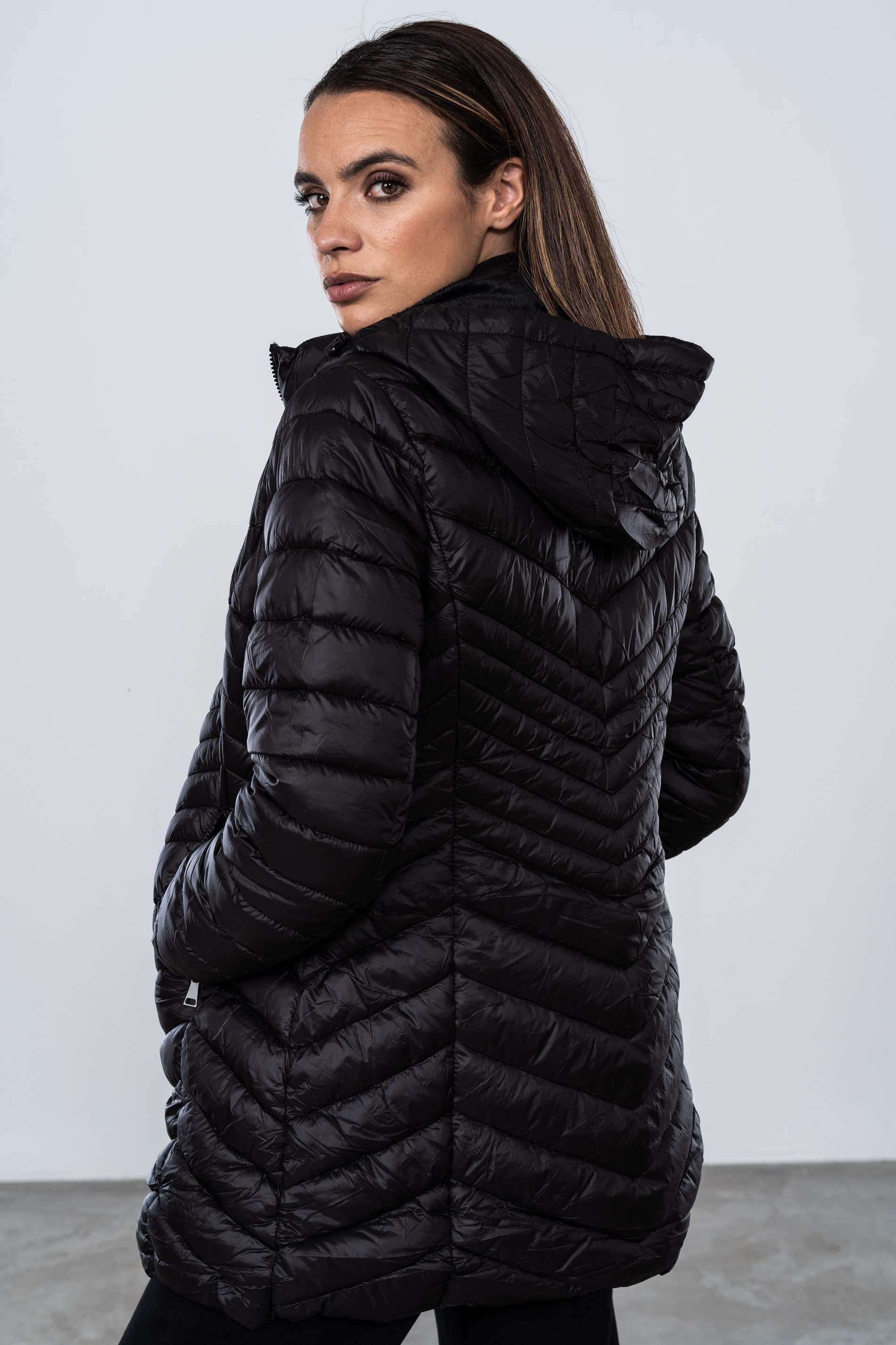 PARKA SATINADA PESPUNTE DIAGONAL NEGRA