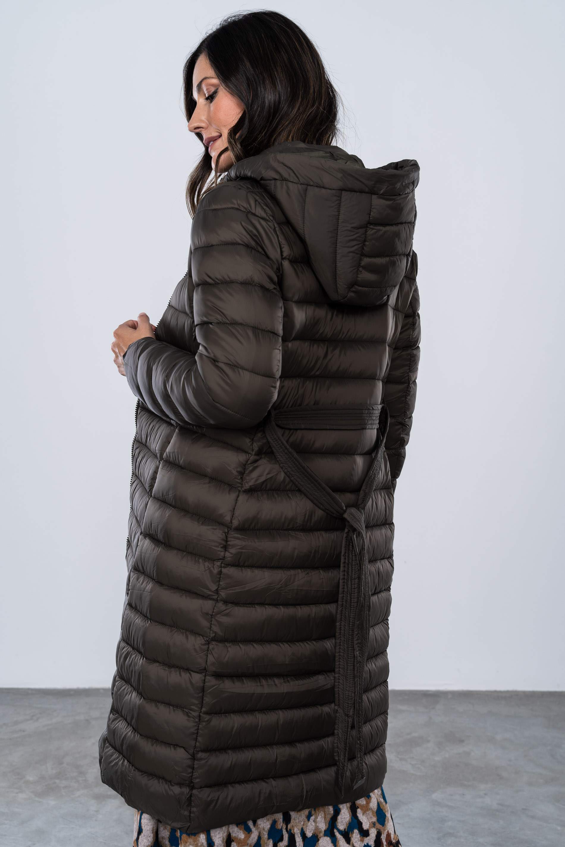 PARKA LARGA CINTURON KAKI