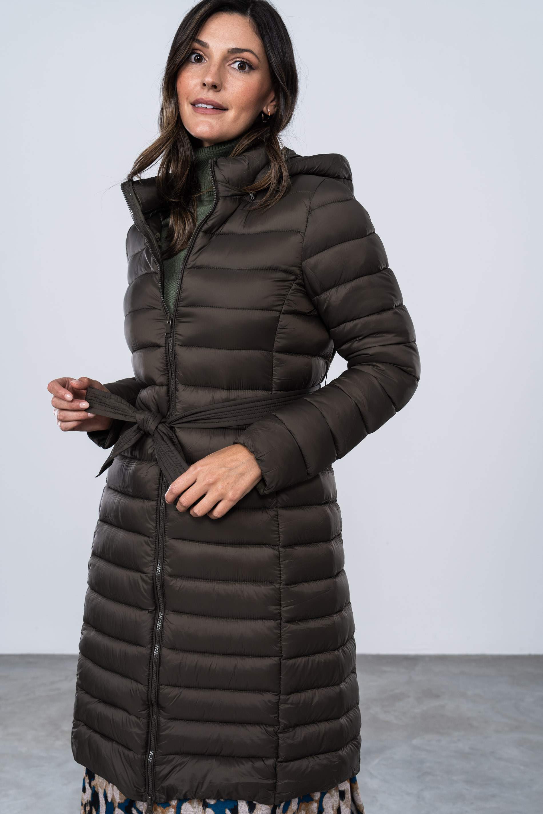 PARKA LARGA CINTURON KAKI