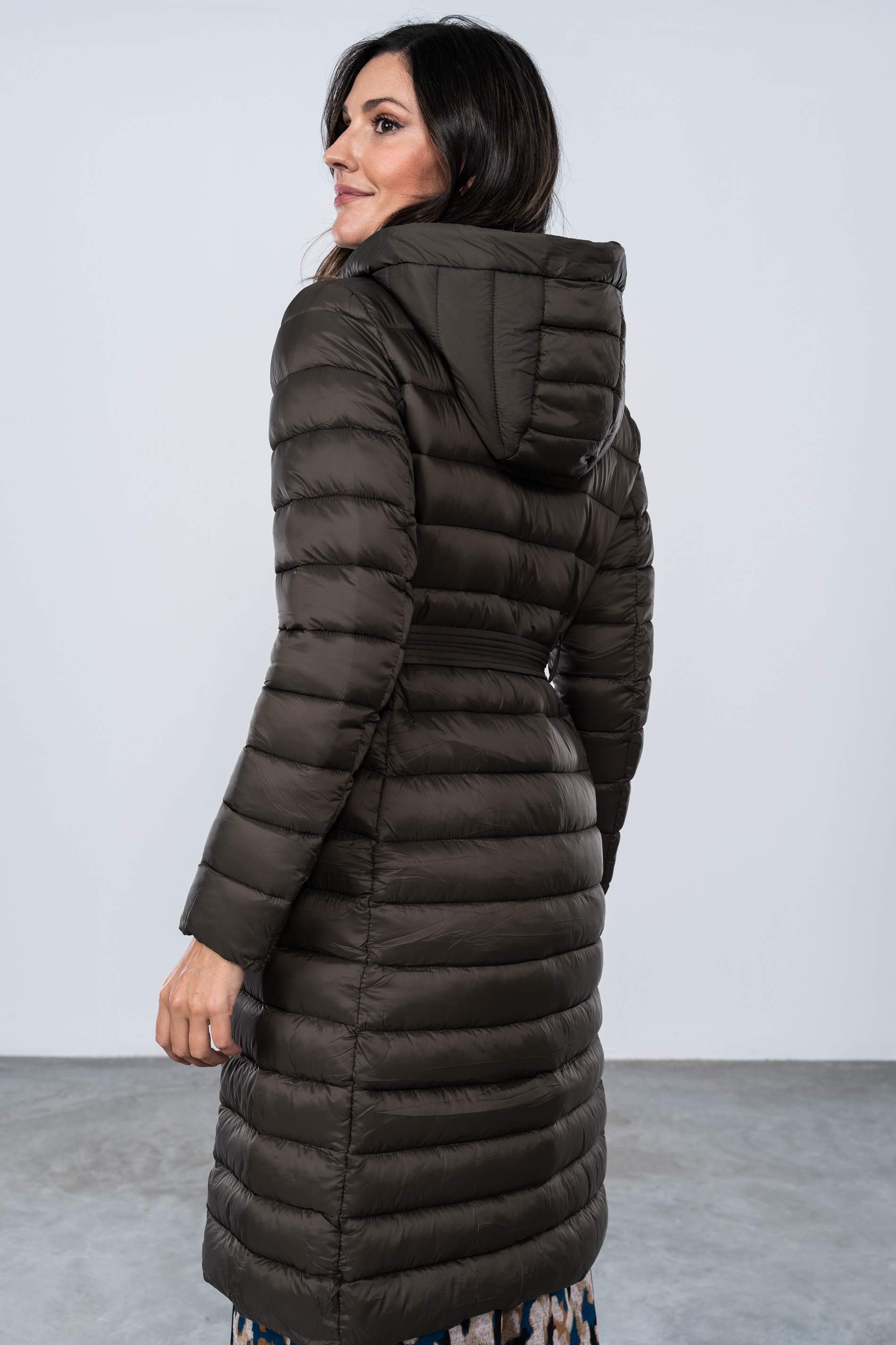 PARKA LARGA CINTURON KAKI