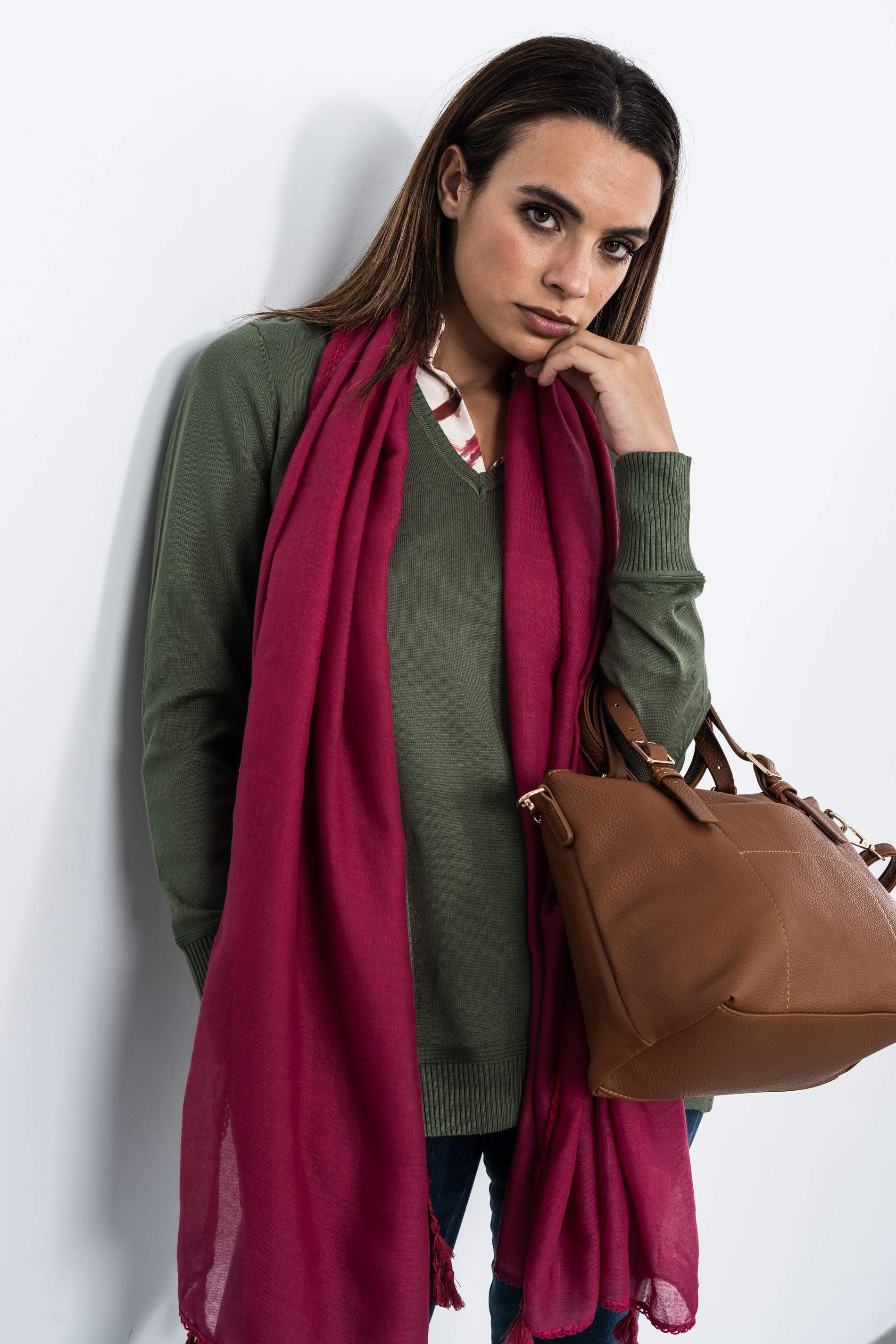 FOULARD LISO POMPONES GUINDA