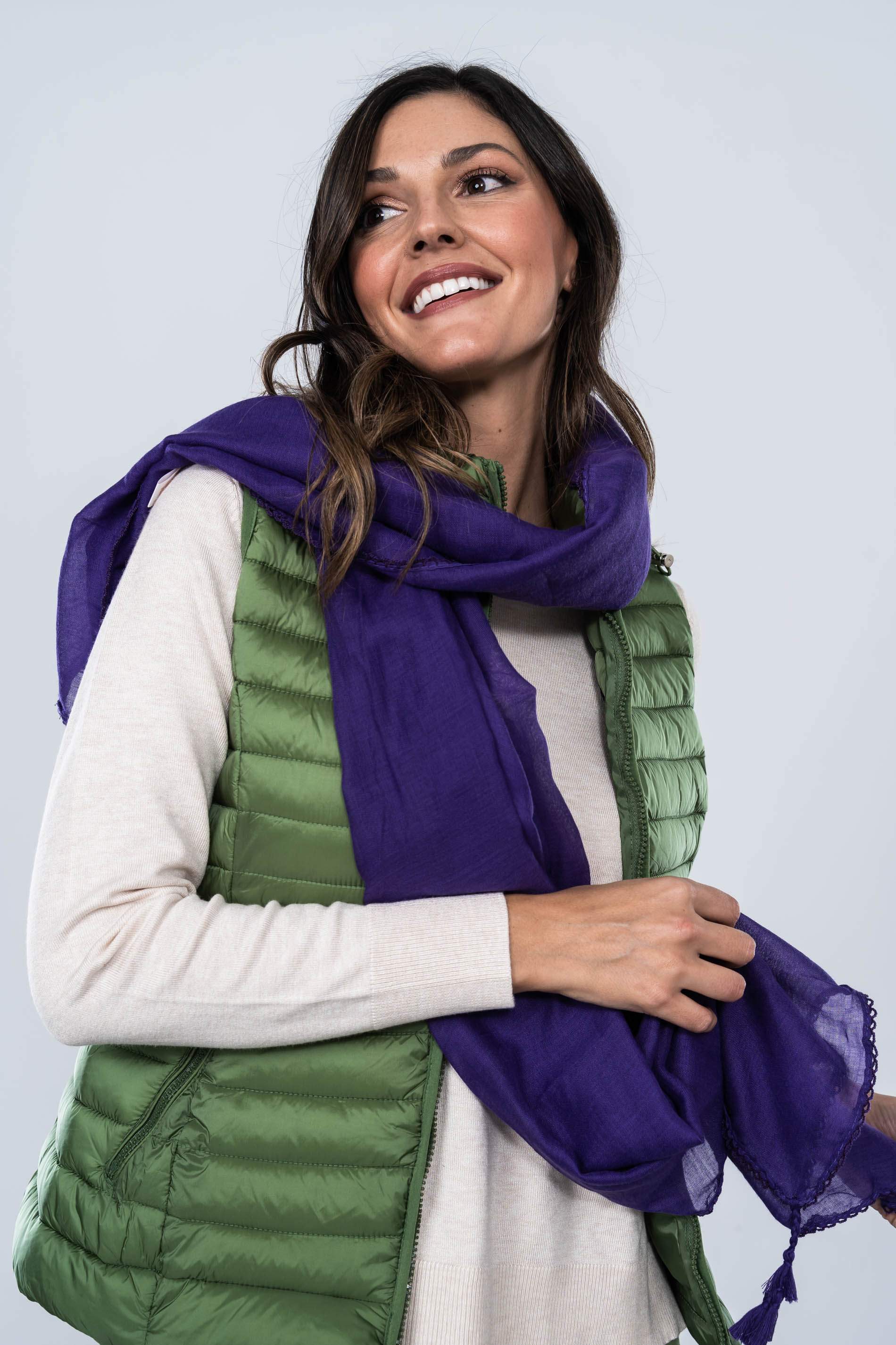 FOULARD LISO POMPONES MORADO