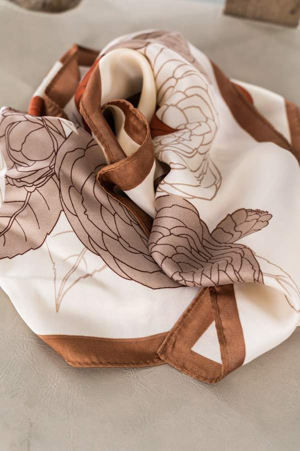 PAÑUELO EFECTO SEDA DIBUJO FLOR