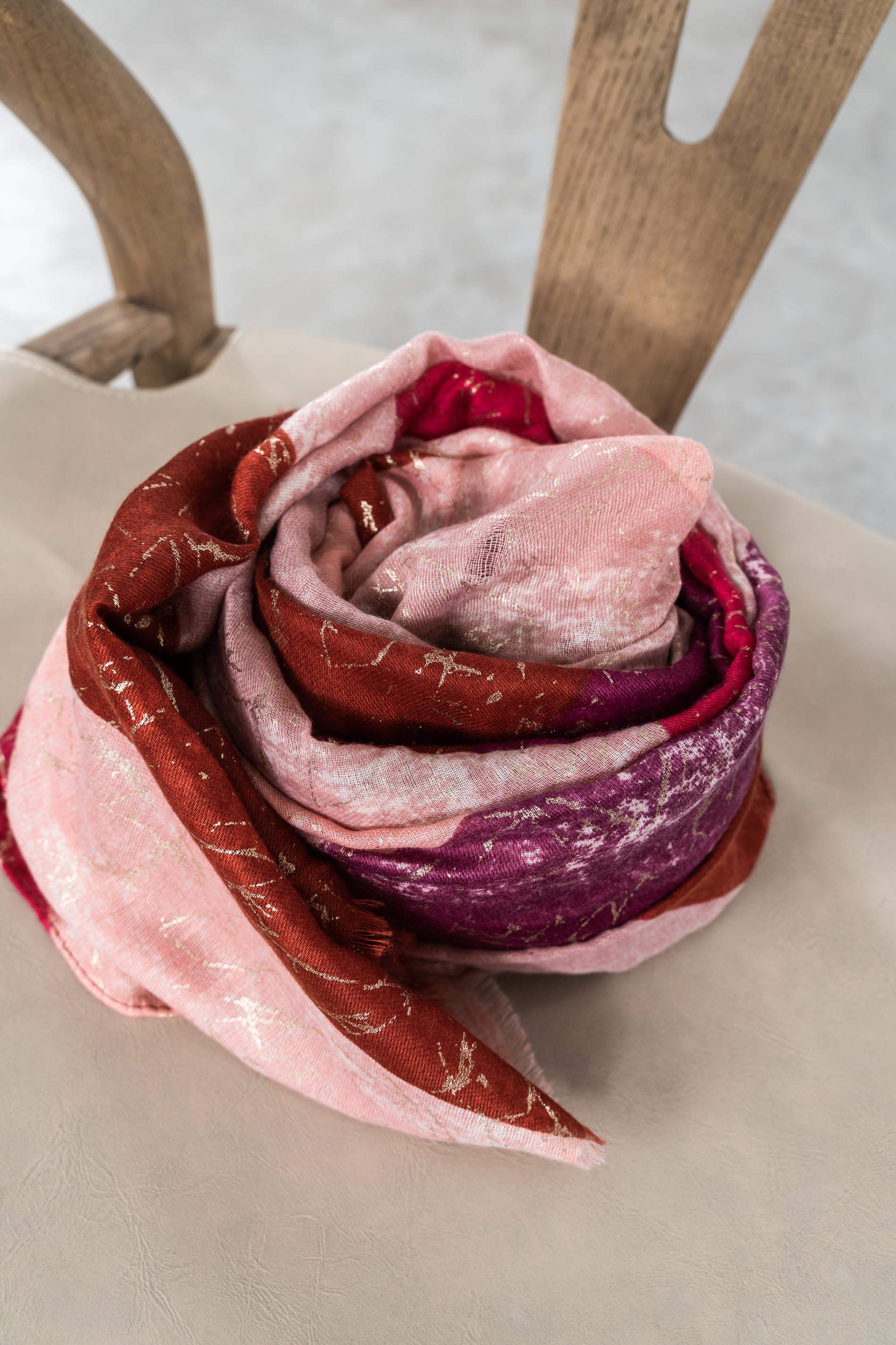 FOULARD BLOQUES DETALLES ORO FUCSIA