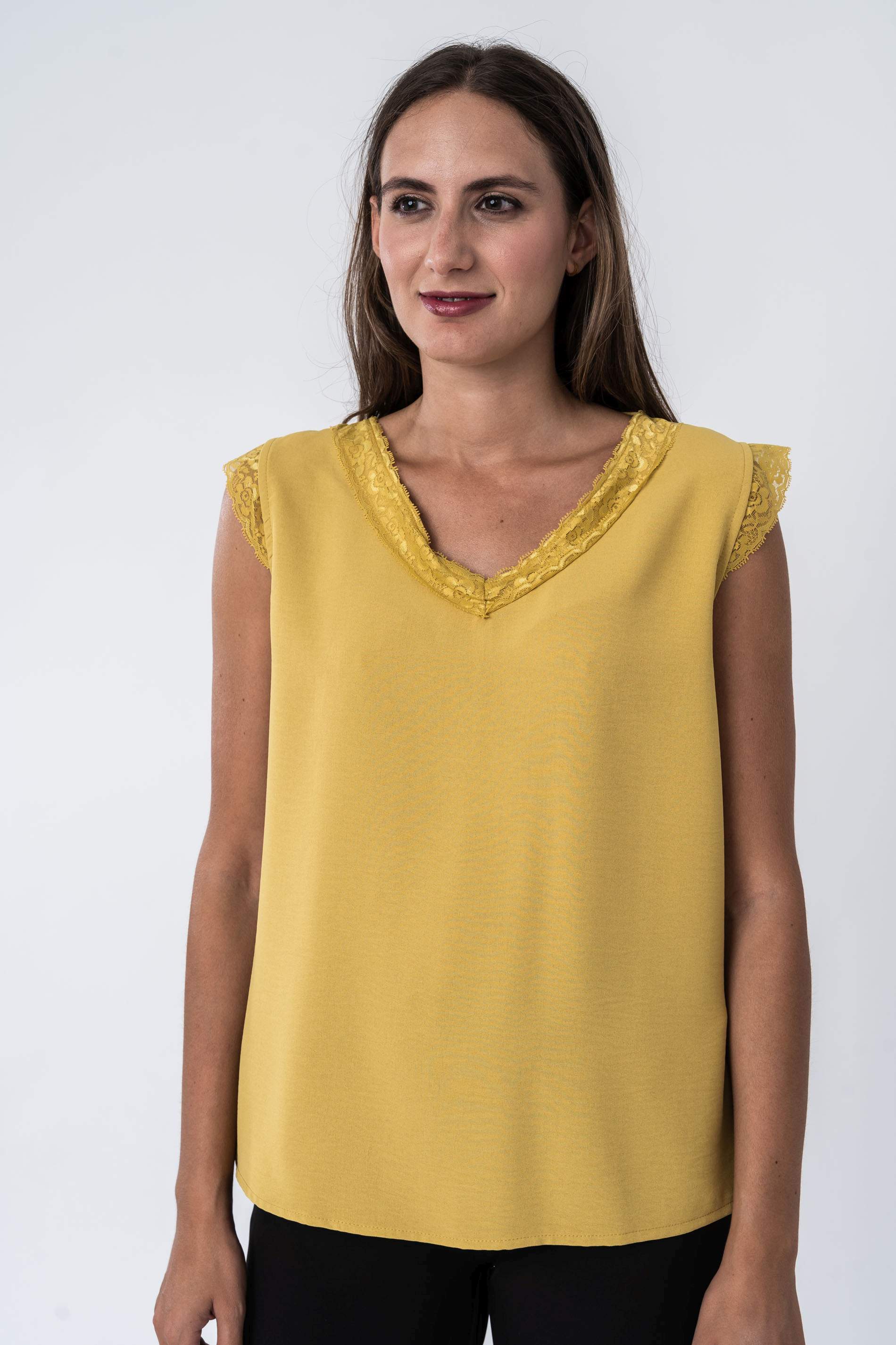BLUSA COMBINADA ENCAJE MOSTAZA