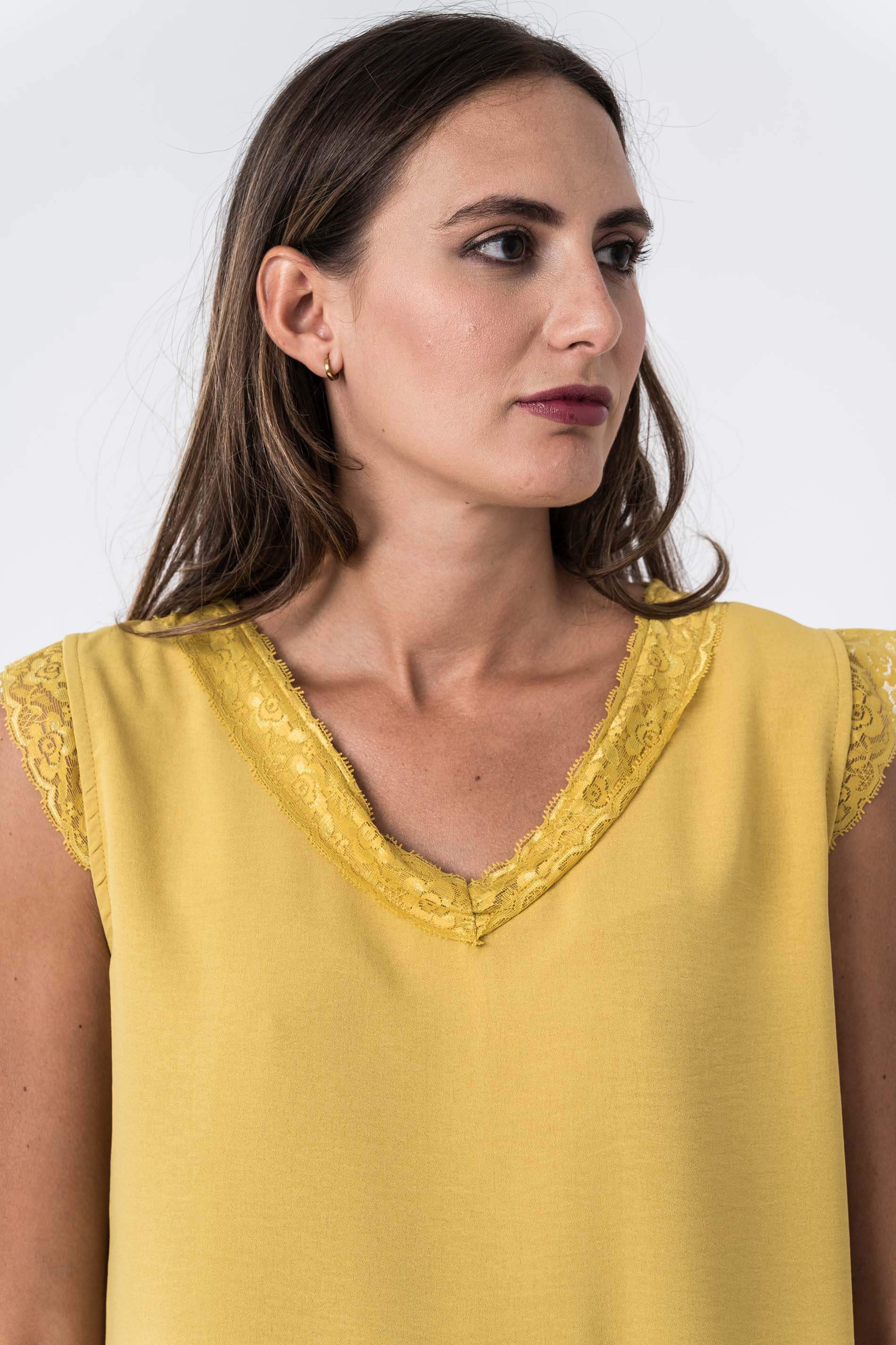 BLUSA COMBINADA ENCAJE MOSTAZA