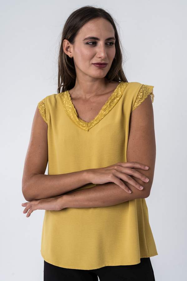 BLUSA COMBINADA ENCAJE MOSTAZA