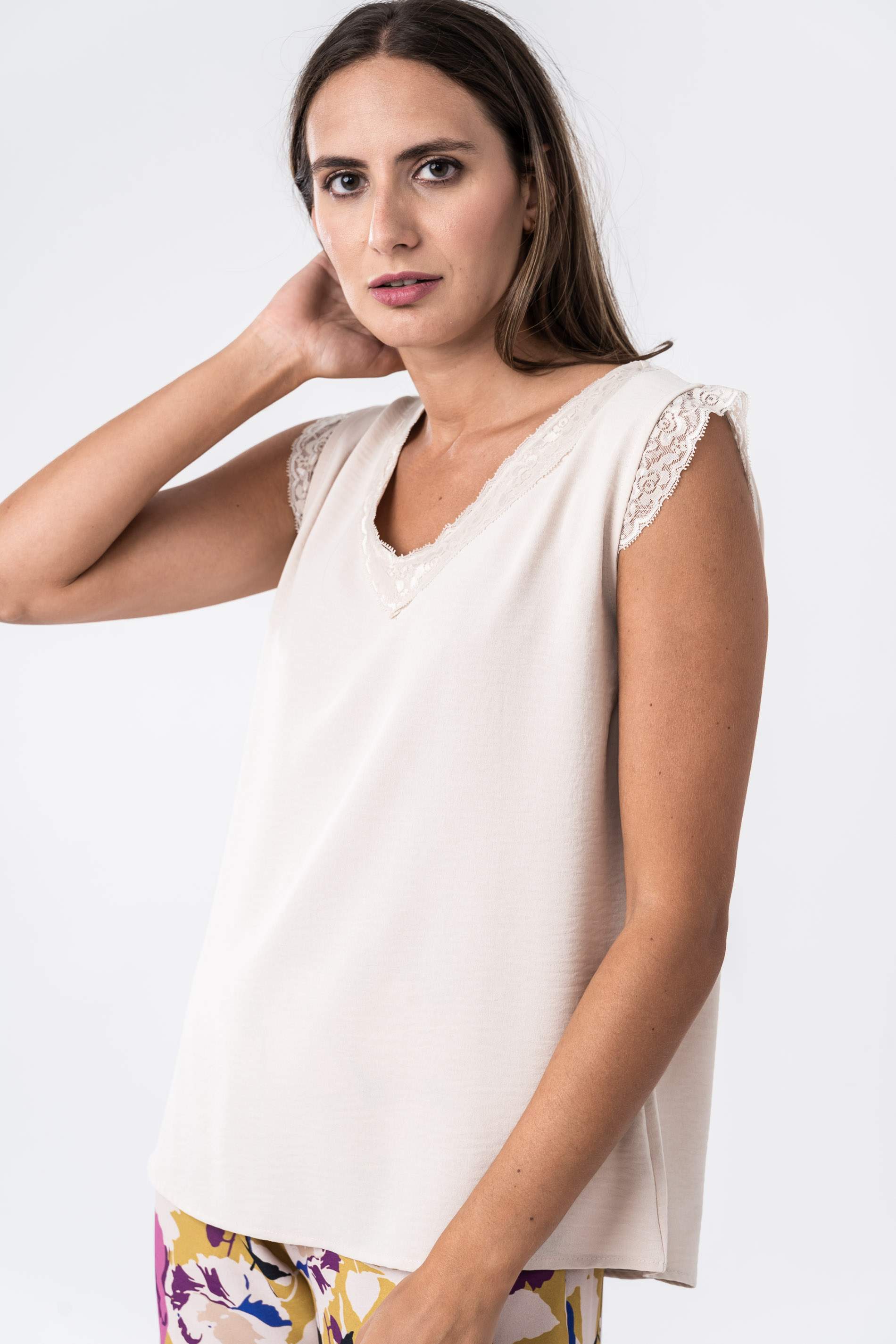 BLUSA COMBINADA ENCAJE ARENA