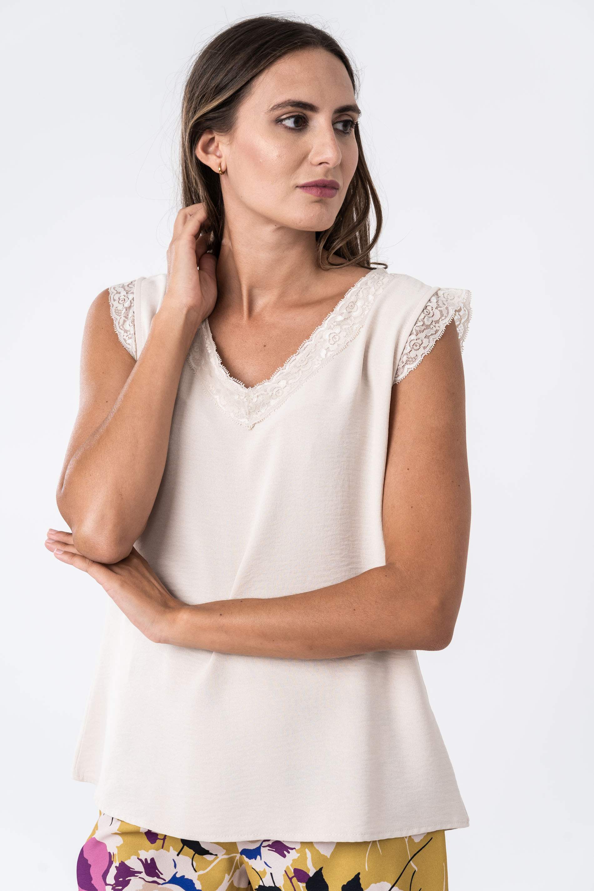 BLUSA COMBINADA ENCAJE ARENA