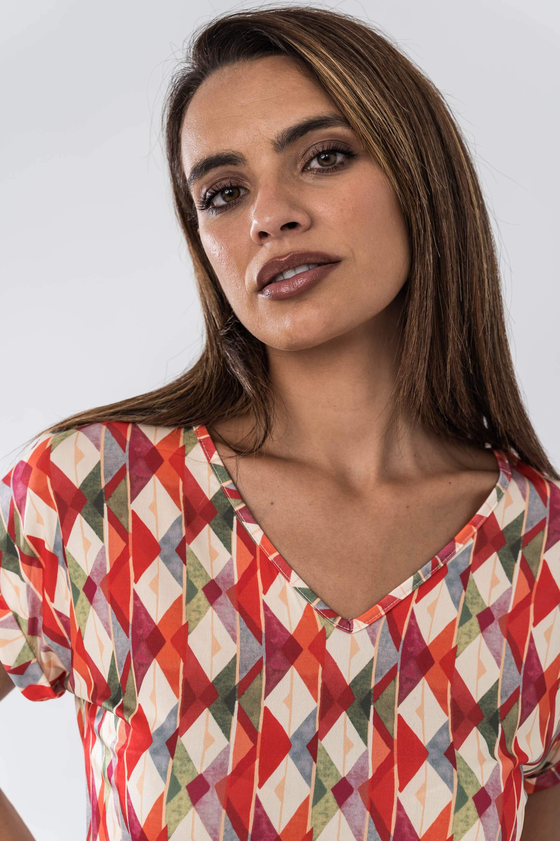 CAMISETA TRIANGULOS COLOR