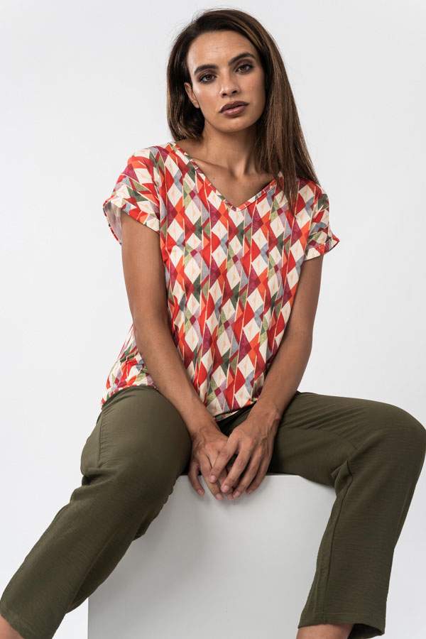 CAMISETA TRIANGULOS COLOR