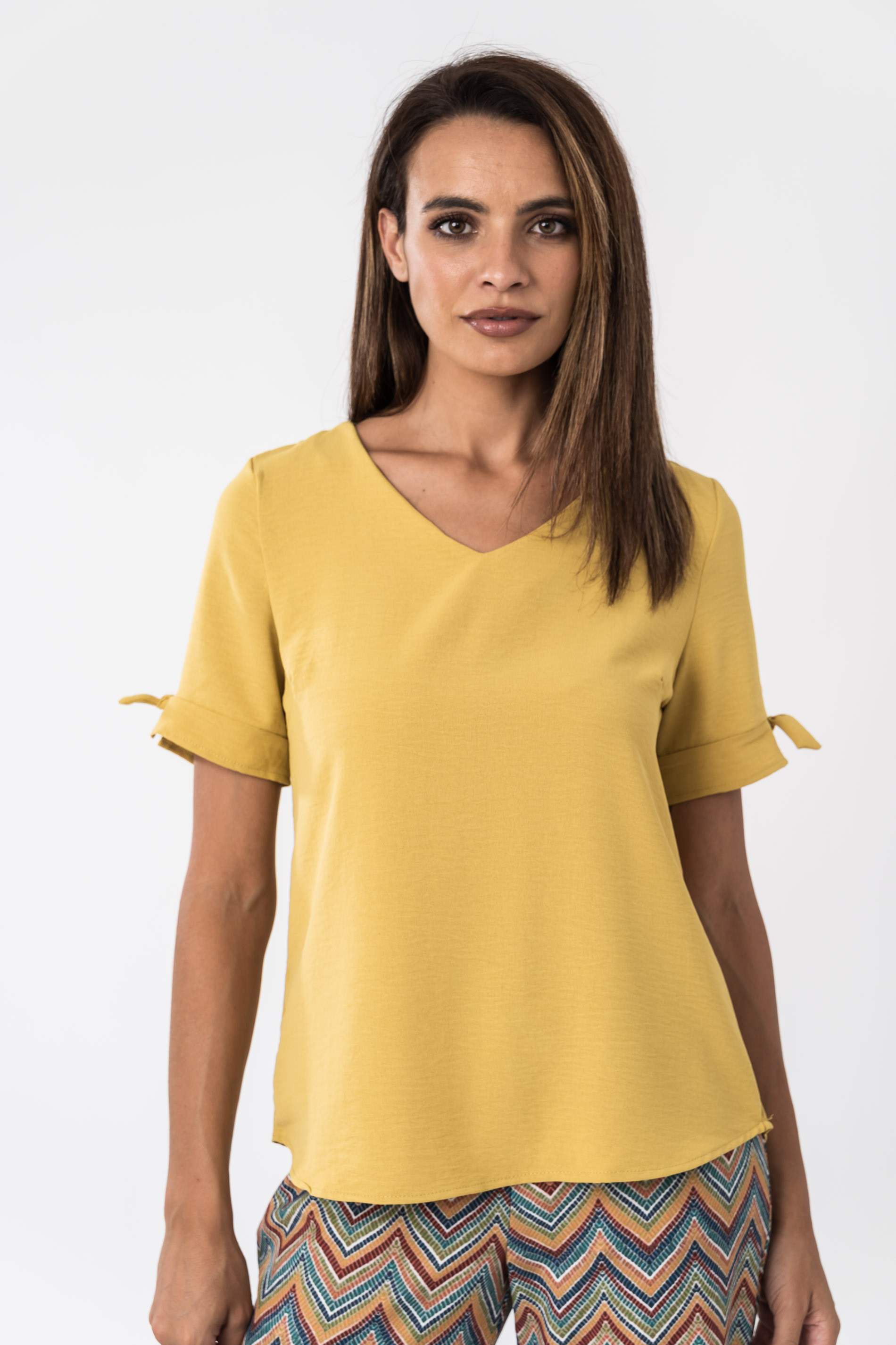 BLUSA DETALLE LAZO MANGA CORTA MOSTAZA