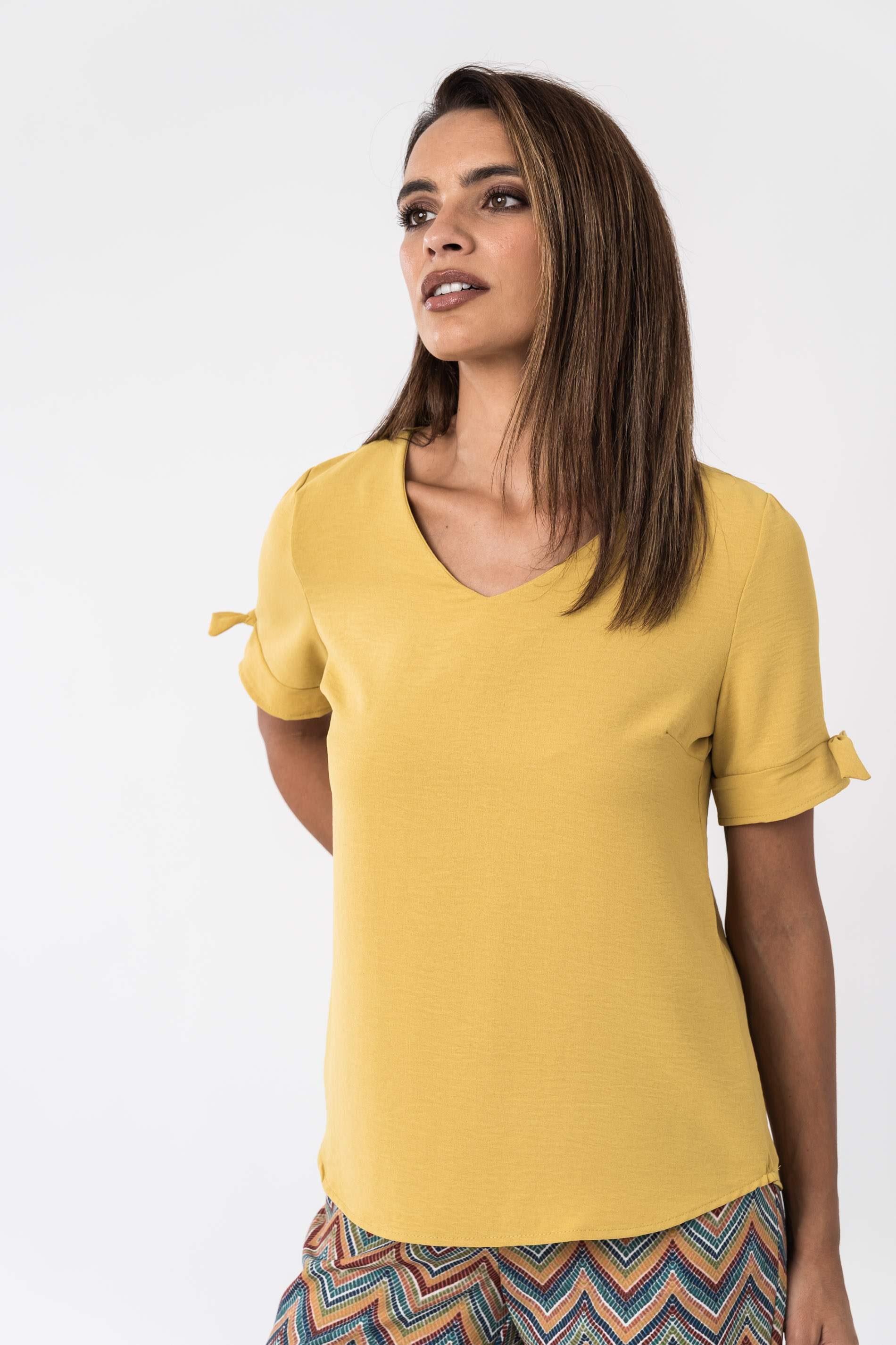 BLUSA DETALLE LAZO MANGA CORTA MOSTAZA