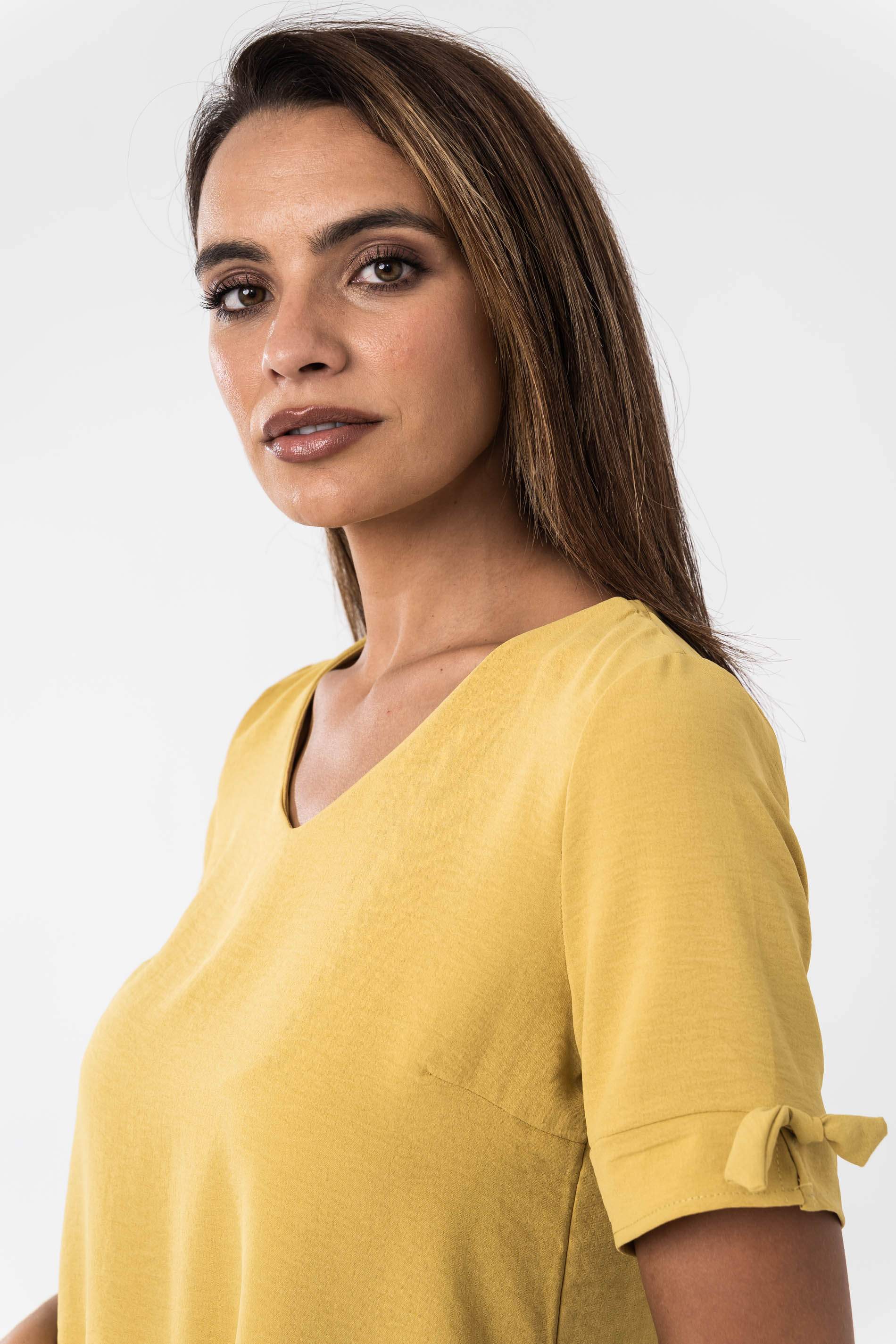 BLUSA DETALLE LAZO MANGA CORTA MOSTAZA