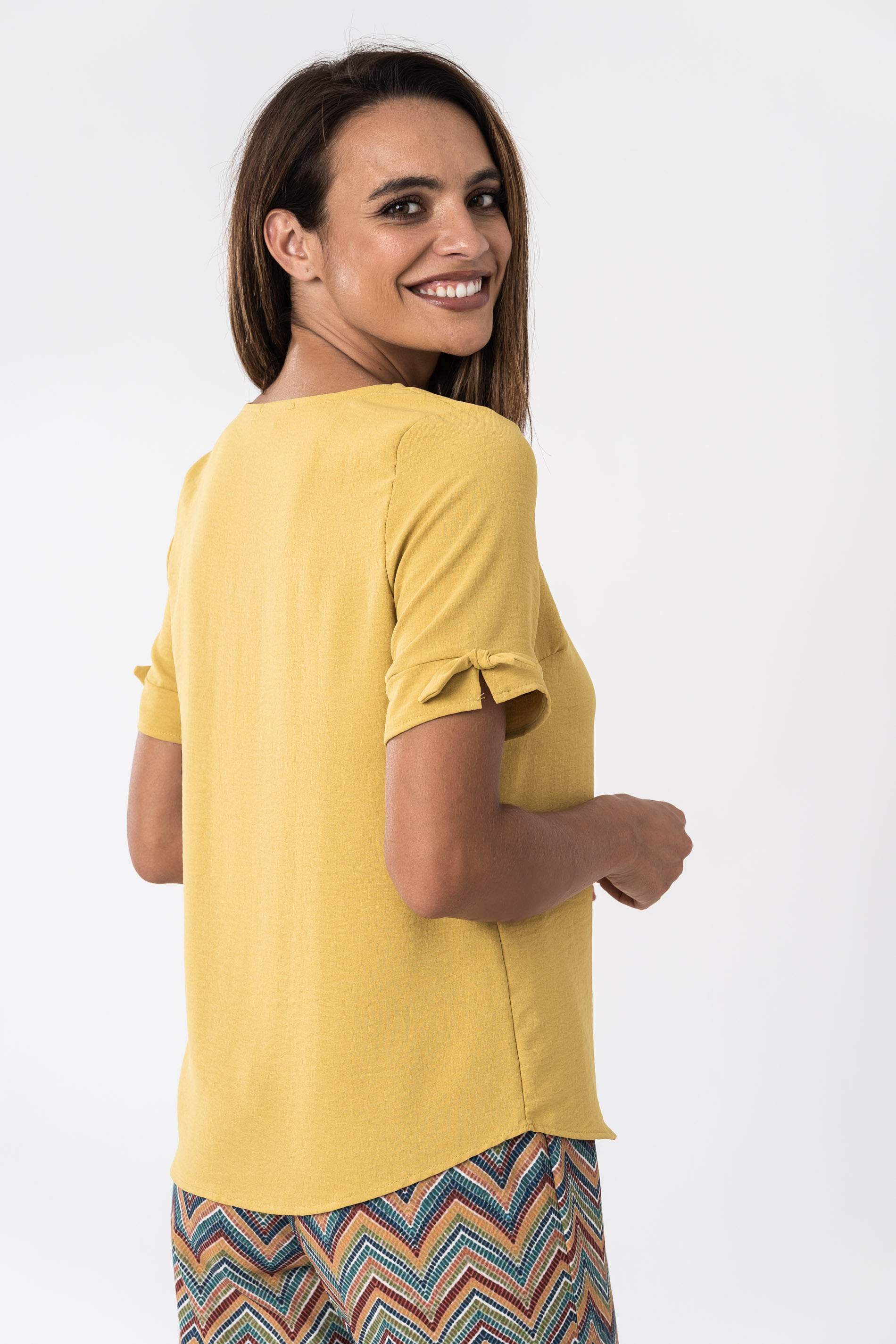 BLUSA DETALLE LAZO MANGA CORTA MOSTAZA