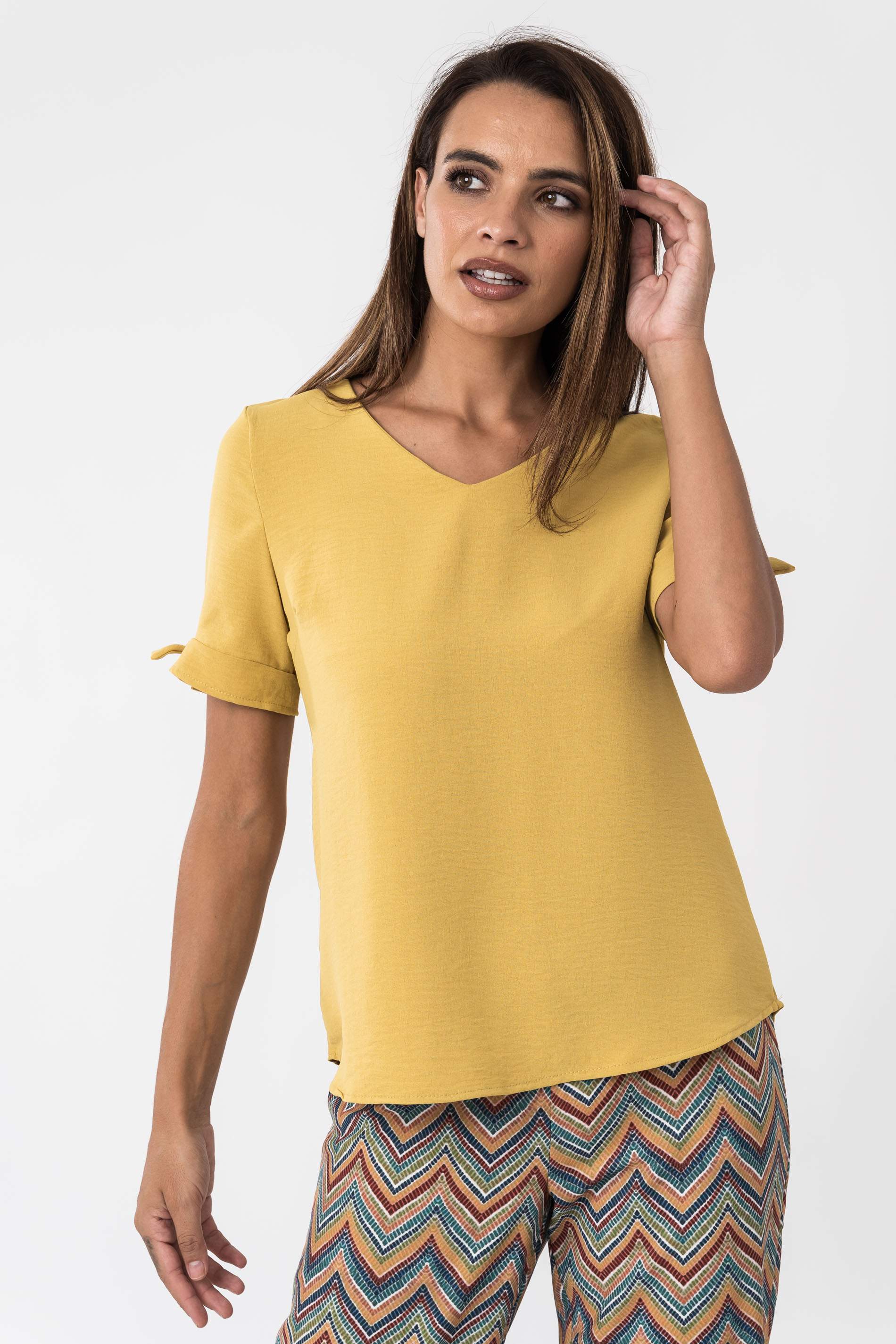 BLUSA DETALLE LAZO MANGA CORTA MOSTAZA