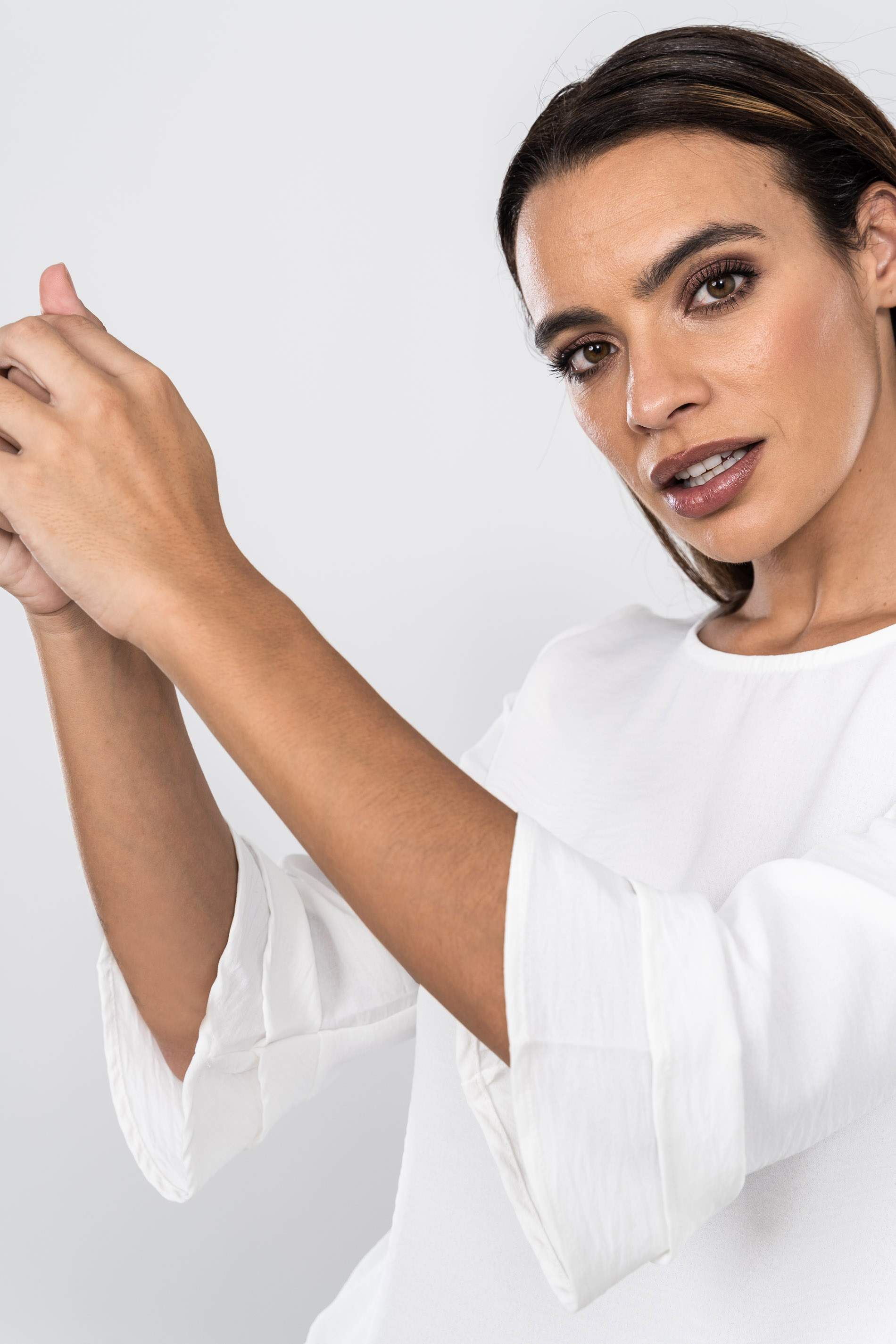 BLUSA VOLANTE BAJO MANGA FRANCESA CRUDO