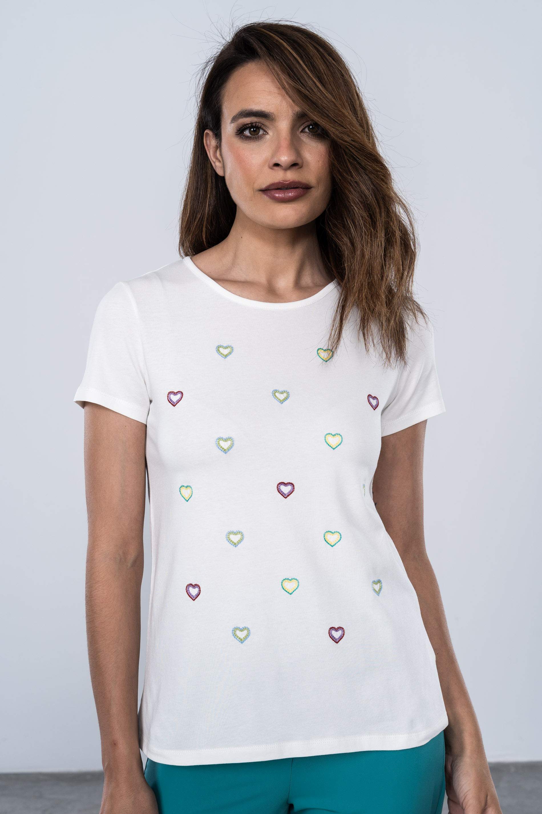 CAMISETA BORDADA CORAZONES CRUDO