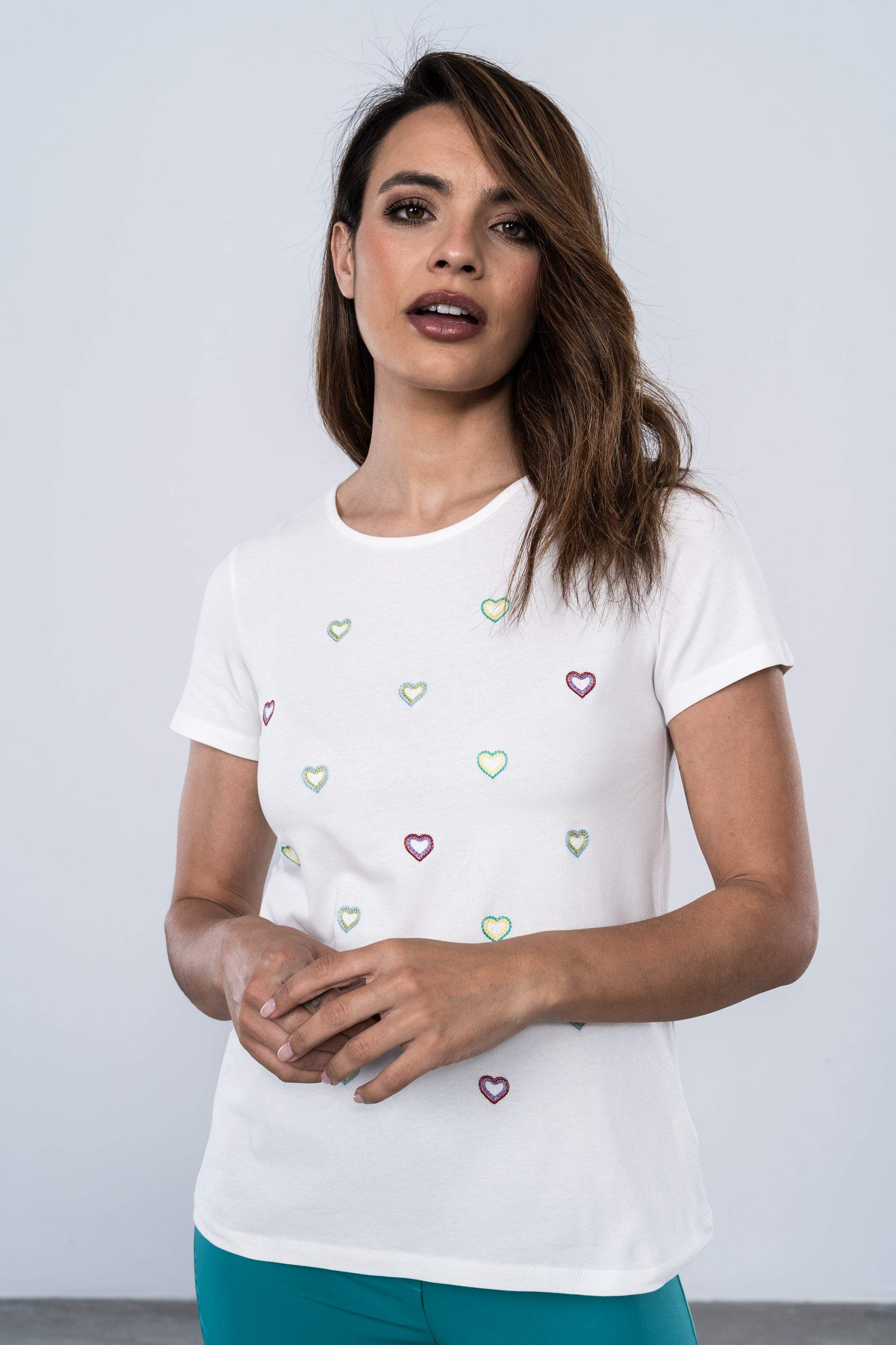 CAMISETA BORDADA CORAZONES CRUDO