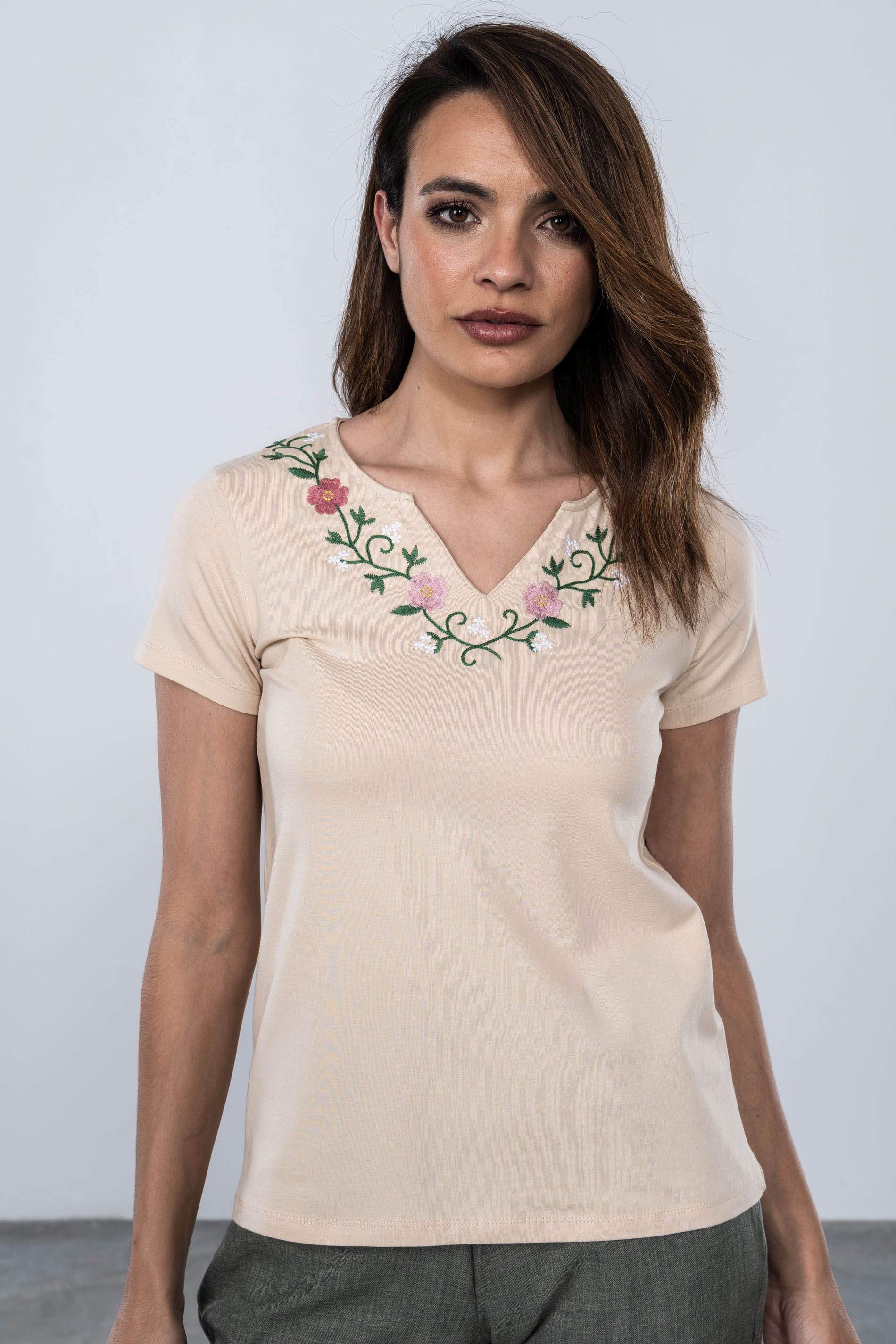 CAMISETA CUELLO PICO ROSAS