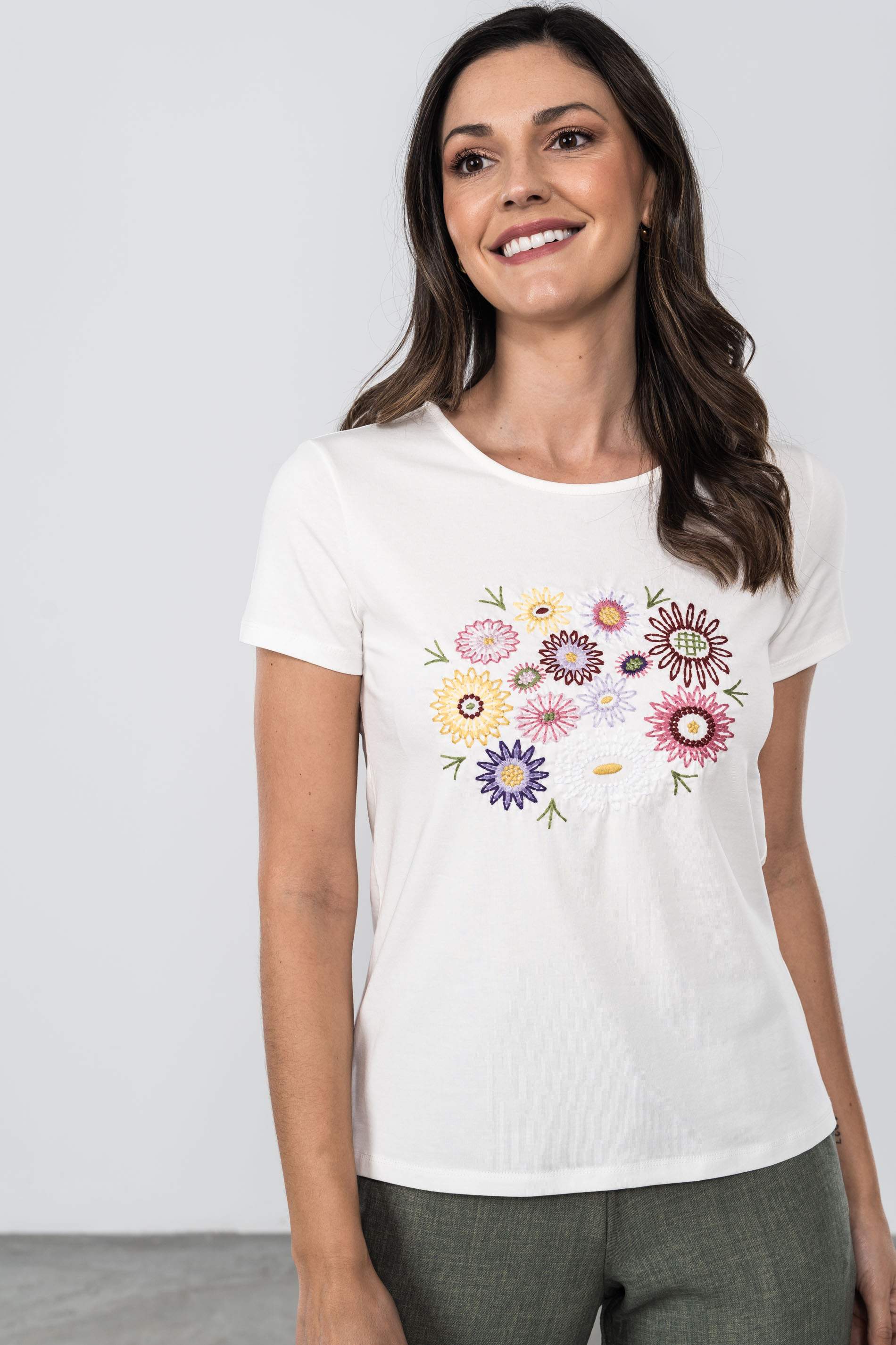 CAMISETA FLORES PUNTADAS CRUDO