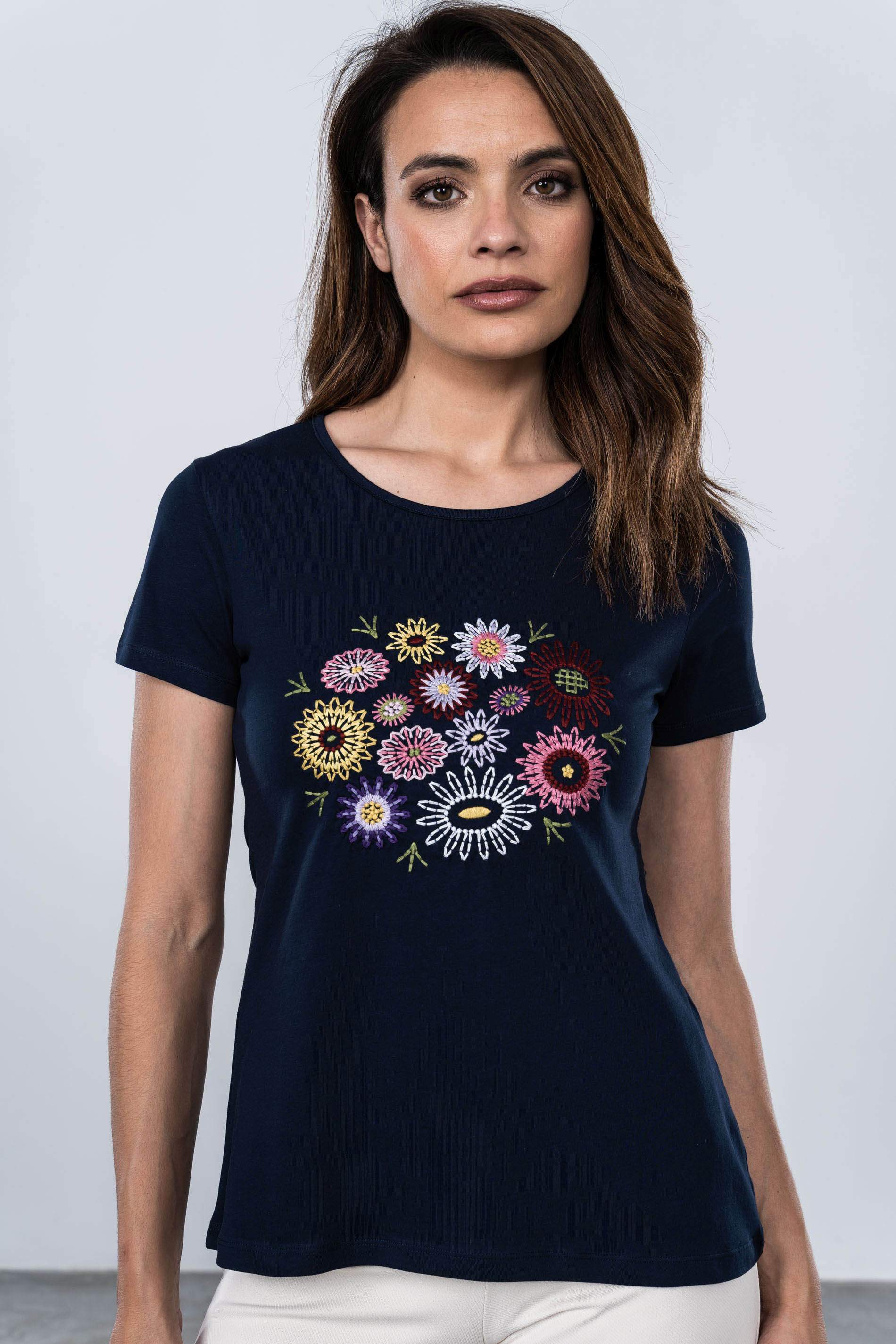 CAMISETA FLORES PUNTADAS