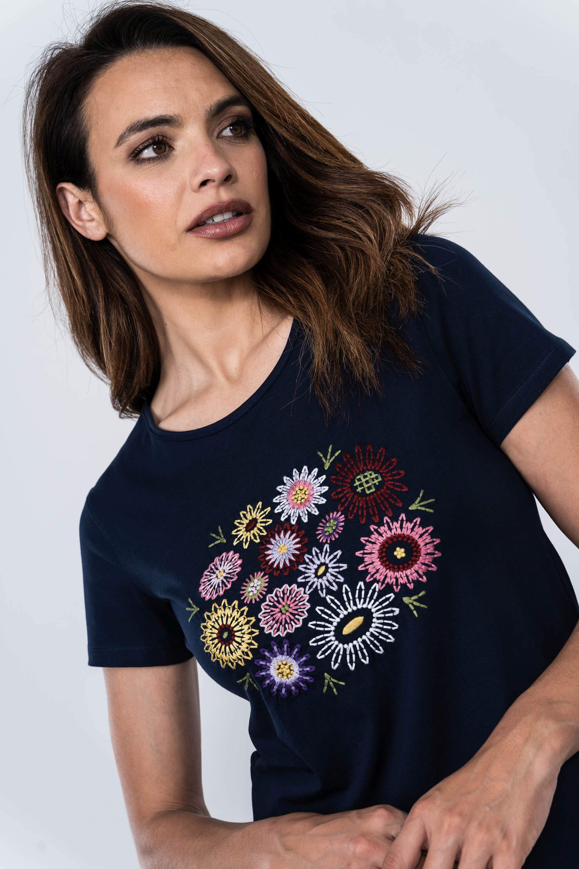 CAMISETA FLORES PUNTADAS