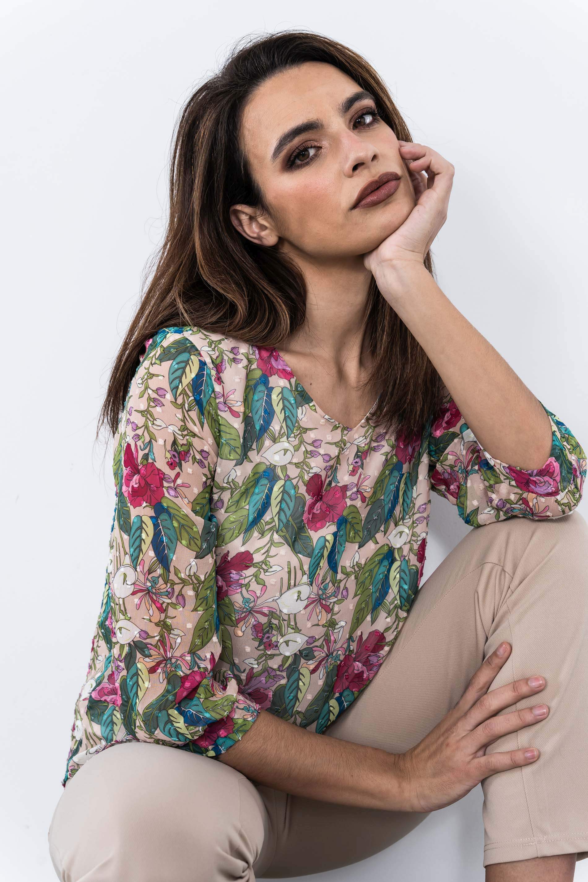 BLUSA PLUMETI CUELLO PICO FLORAL