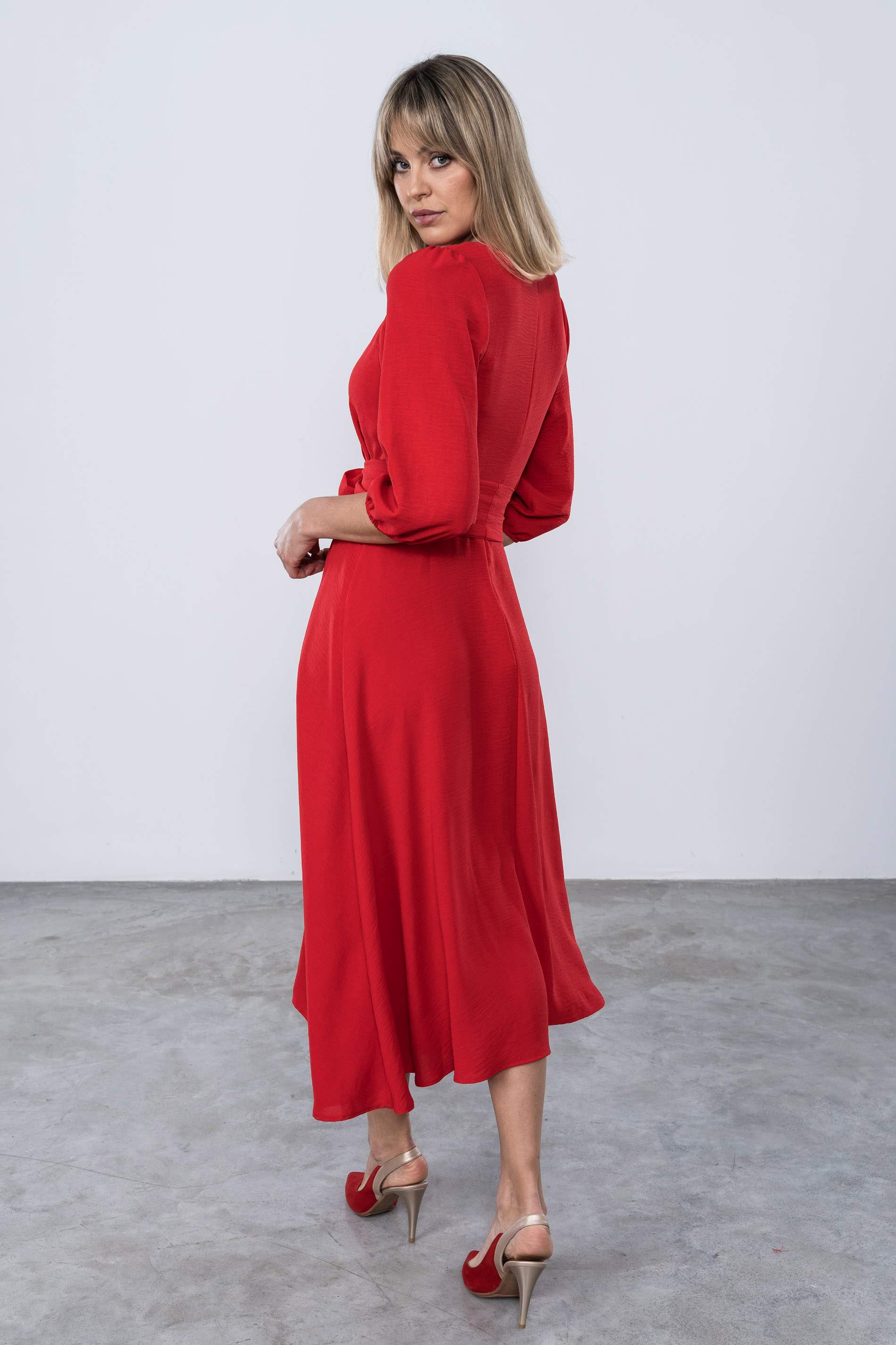 VESTIDO MIDI VUELO CINTURON ROJO