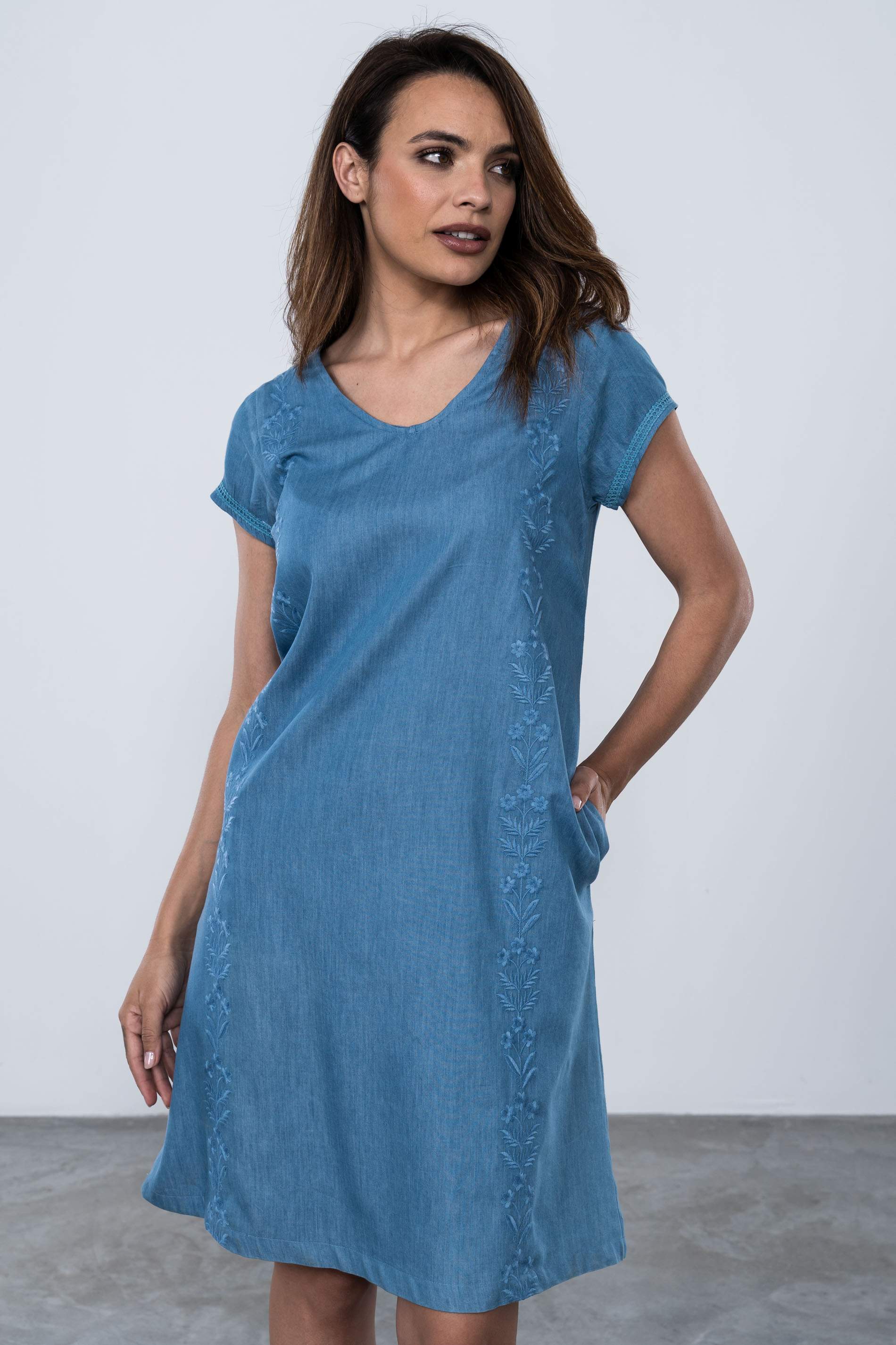 VESTIDO DENIM CORTES BORDADOS AL TONO 