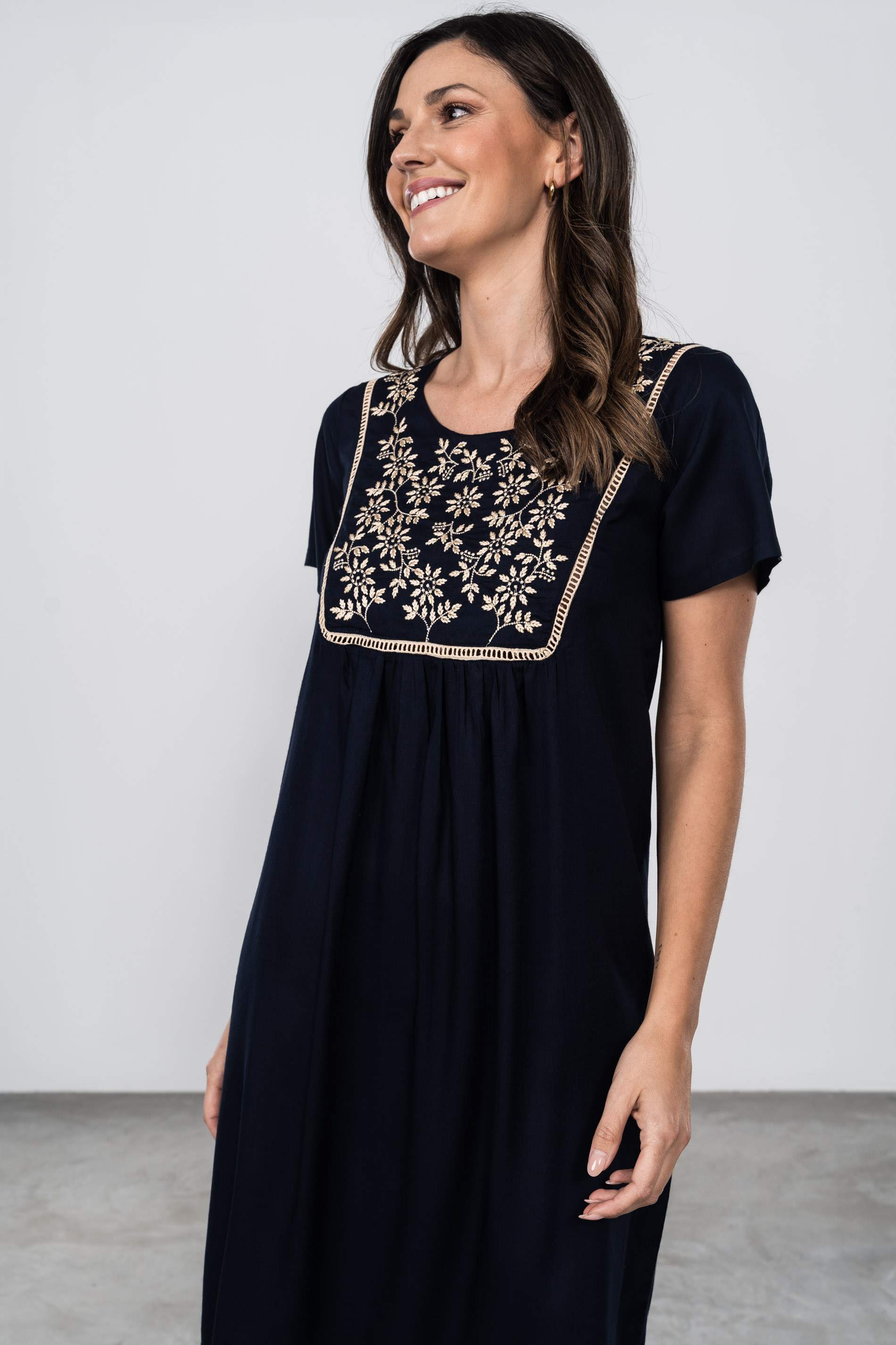 VESTIDO DELANTERO BORDADO FLOR