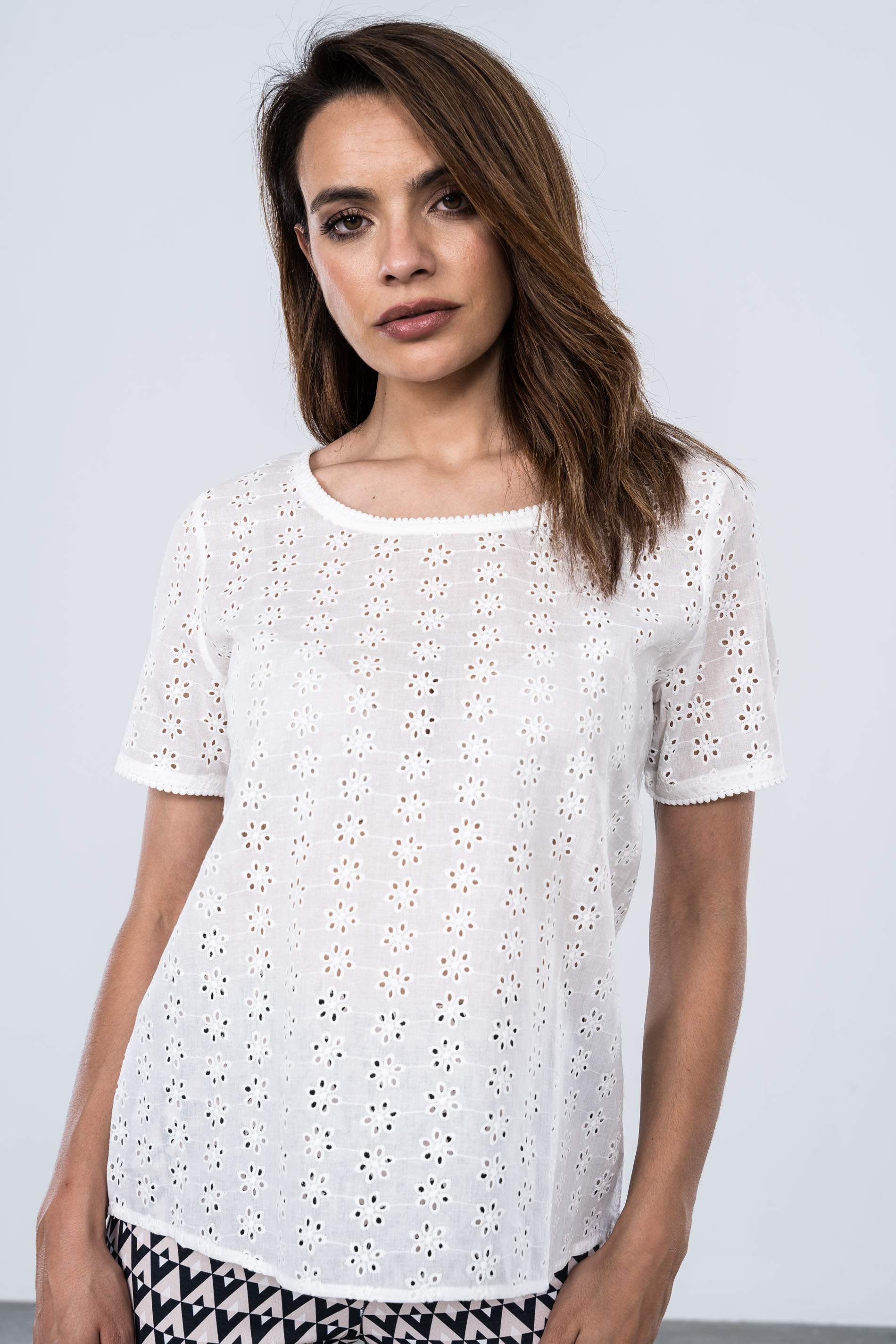 BLUSA CALADOS FLOR MANGA CORTA