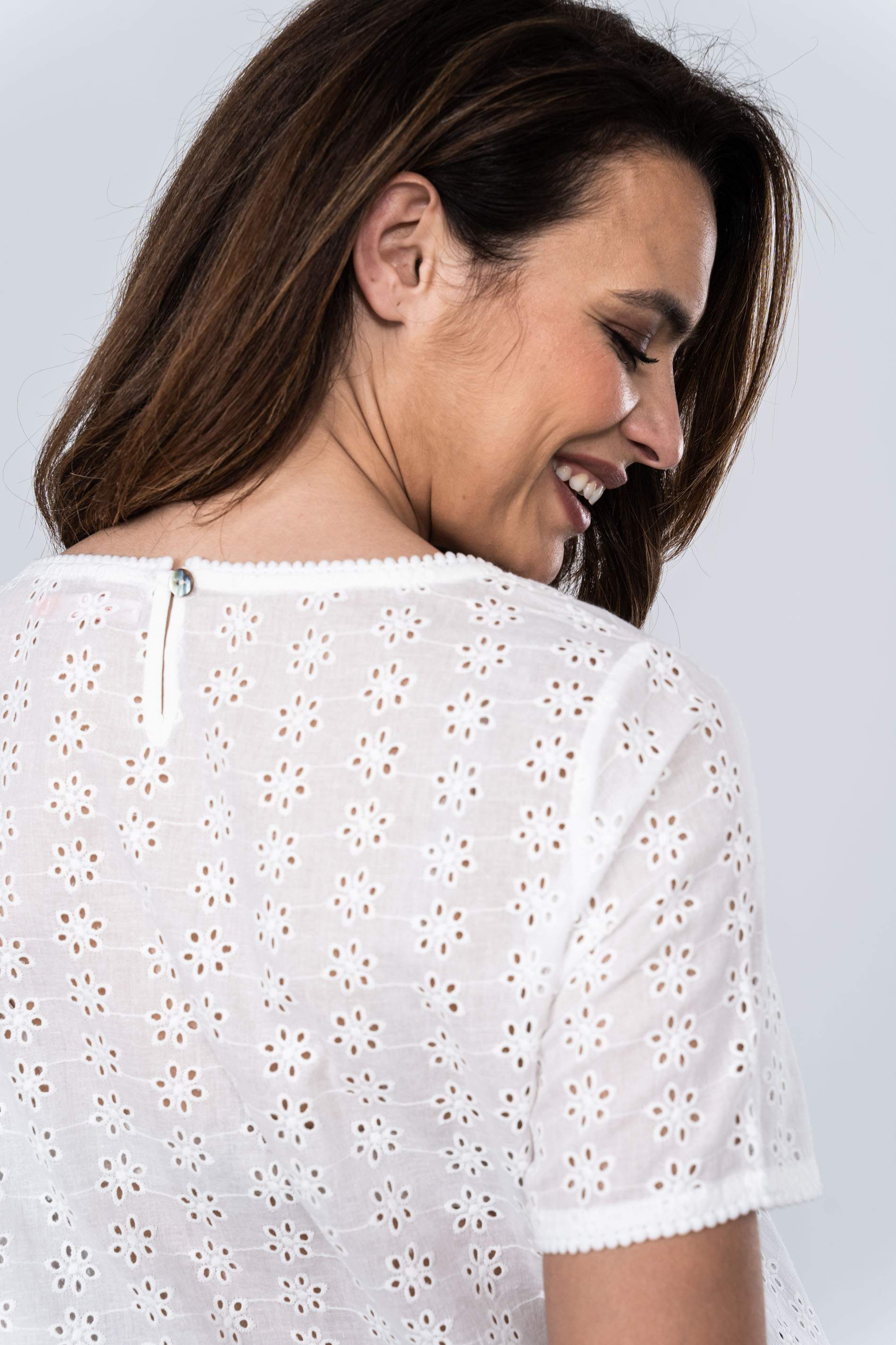 BLUSA CALADOS FLOR MANGA CORTA