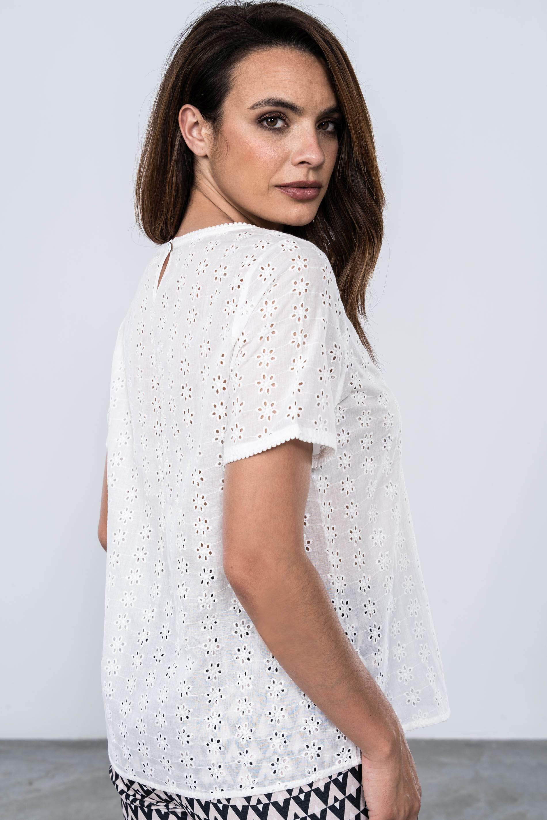 BLUSA CALADOS FLOR MANGA CORTA