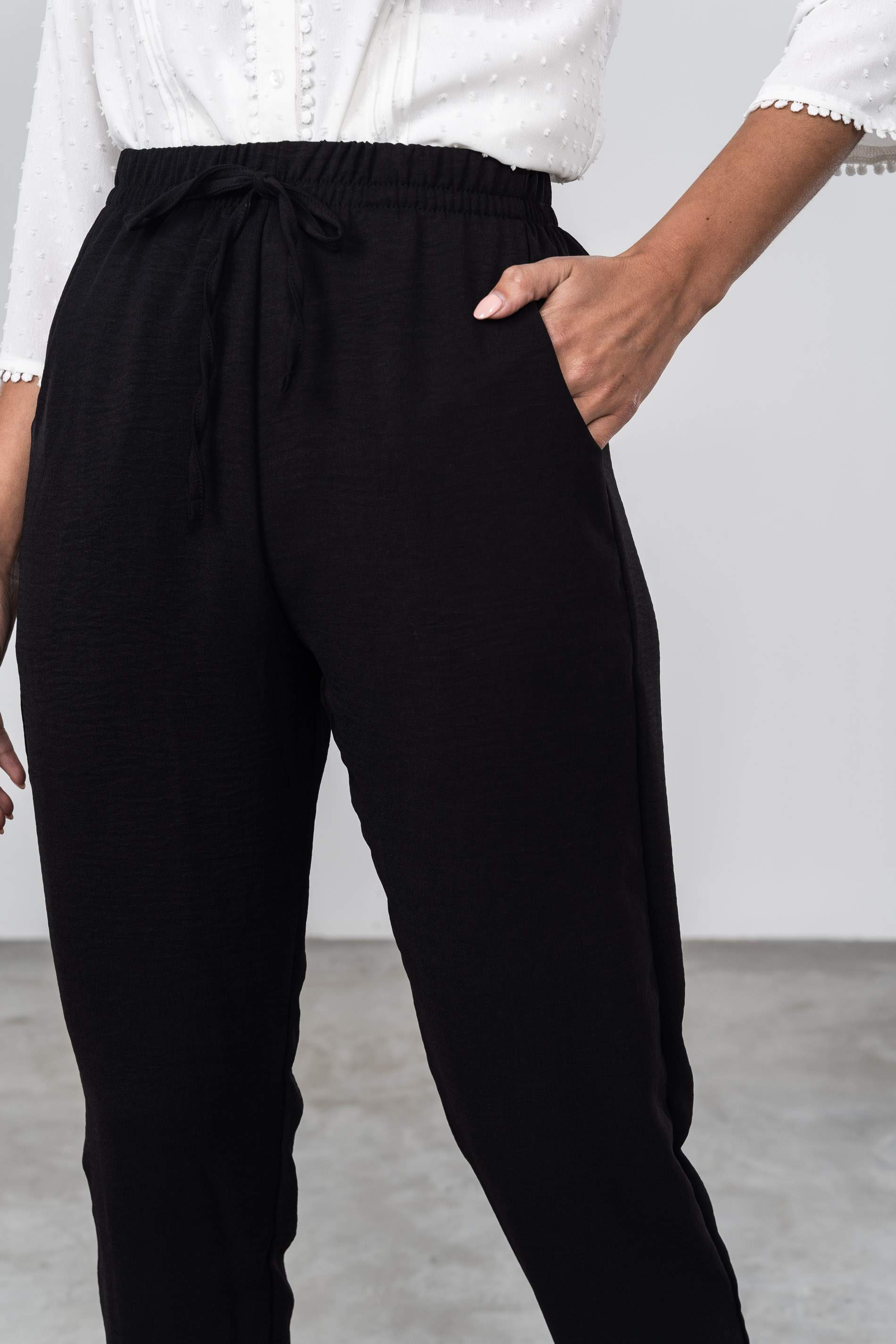 PANTALON HOLGADO BASICO NEGRO