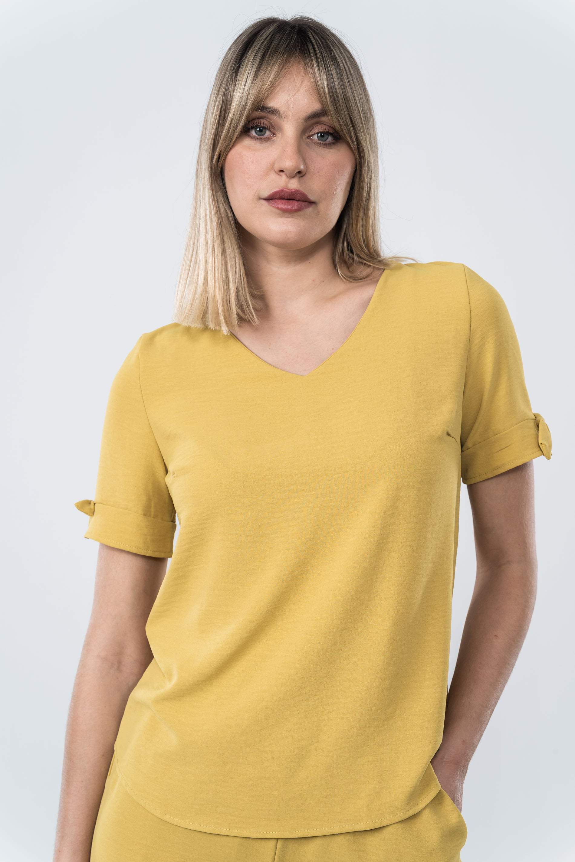 BLUSA DETALLE LAZO MANGA CORTA MOSTAZA