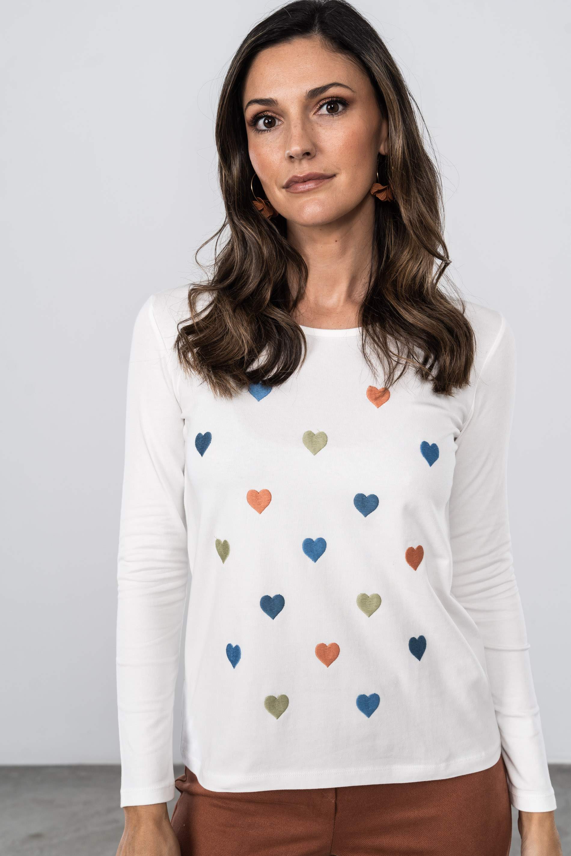 CAMISETA CORAZONES BORDADOS CRUDO M/L