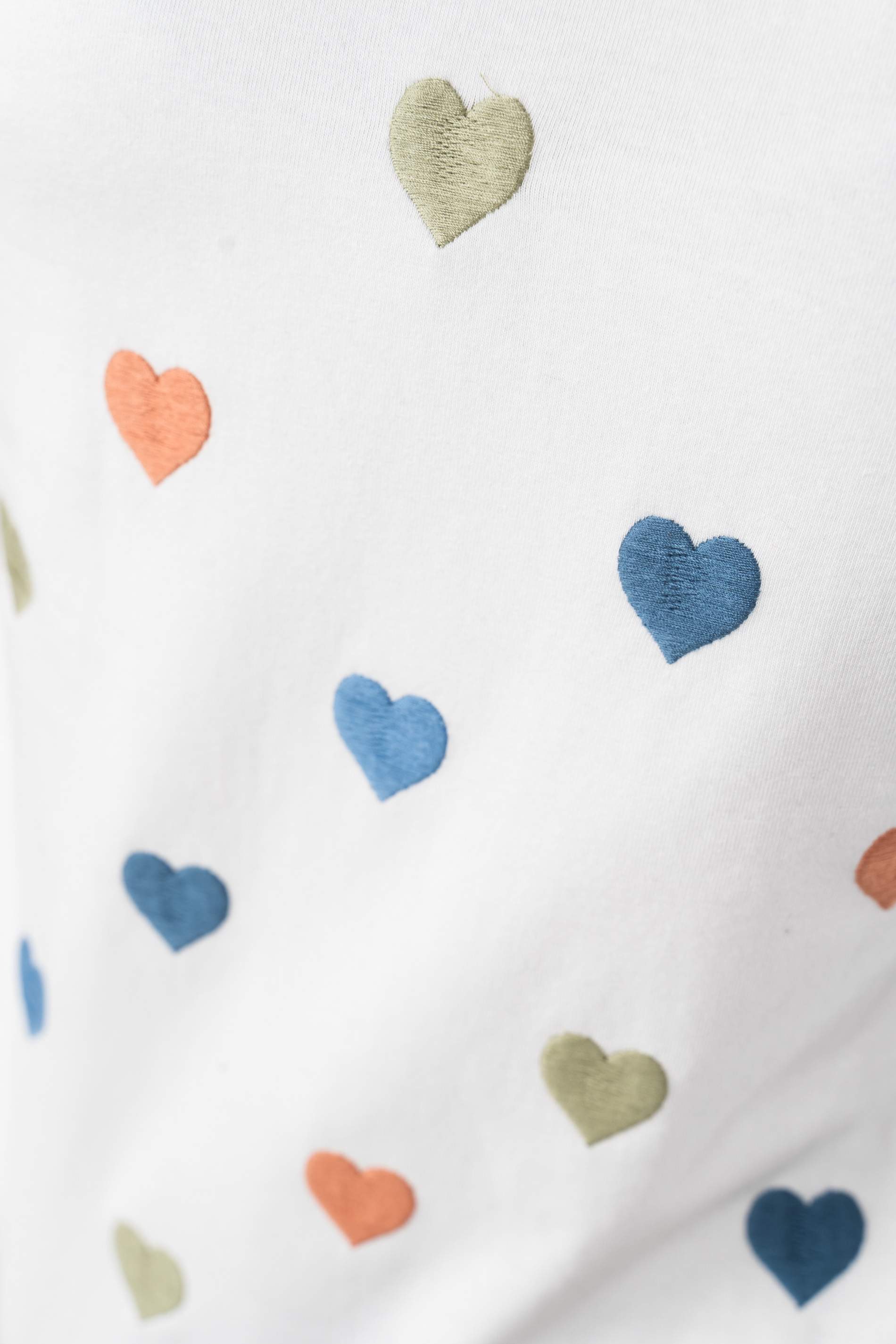 CAMISETA CORAZONES BORDADOS CRUDO M/L