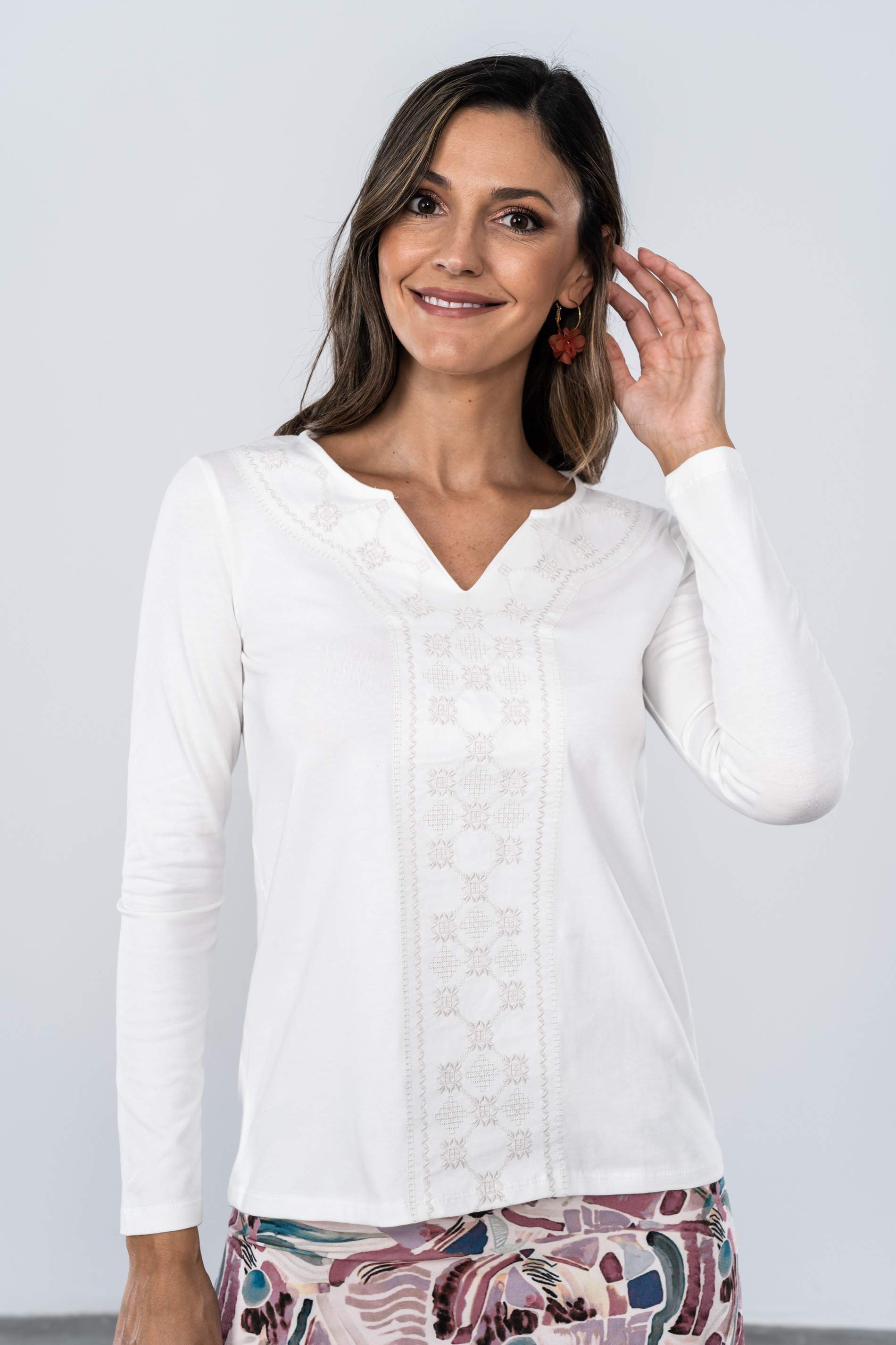 CAMISETA BORDADO CENTRAL CRUDO M/L