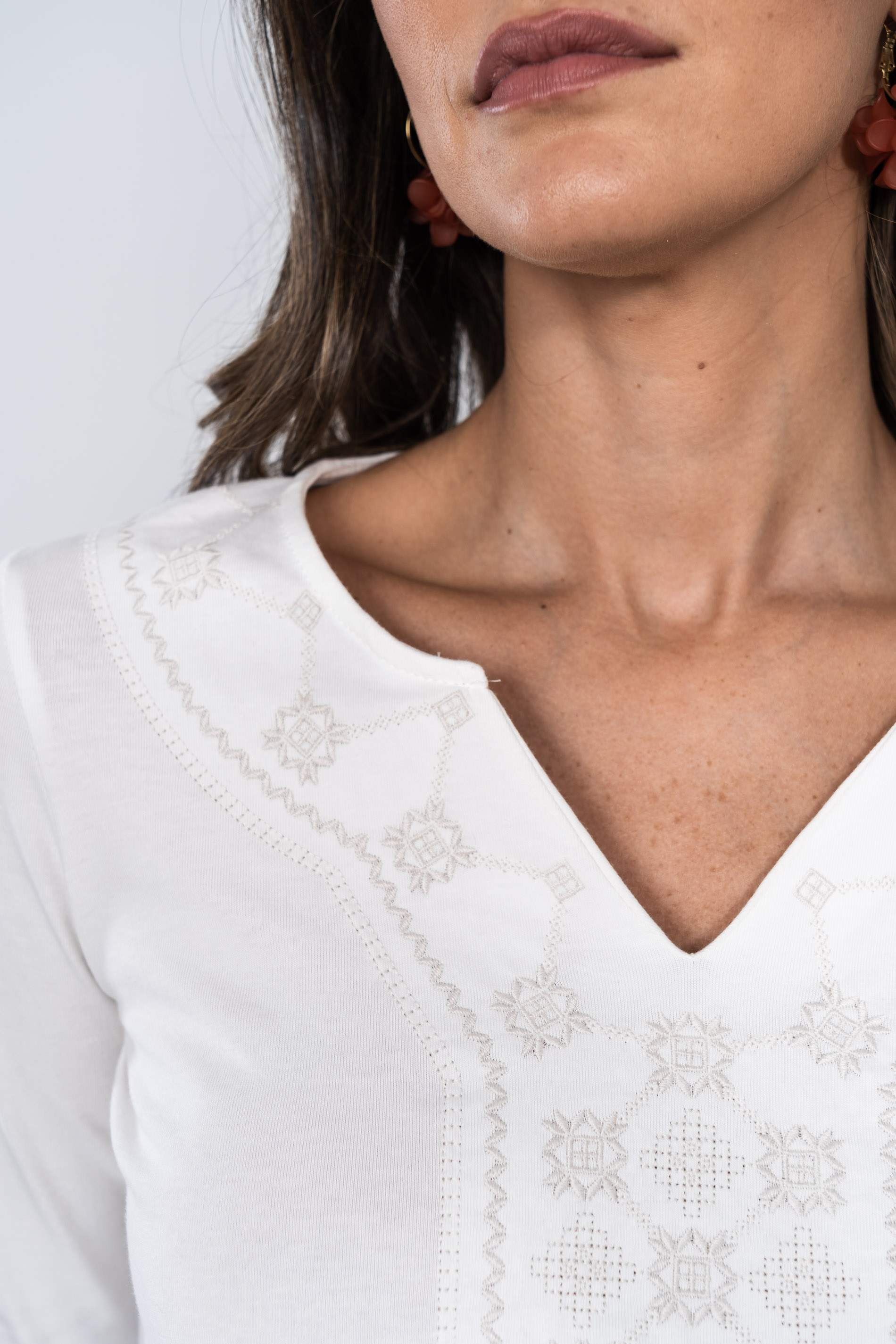 CAMISETA BORDADO CENTRAL CRUDO M/L
