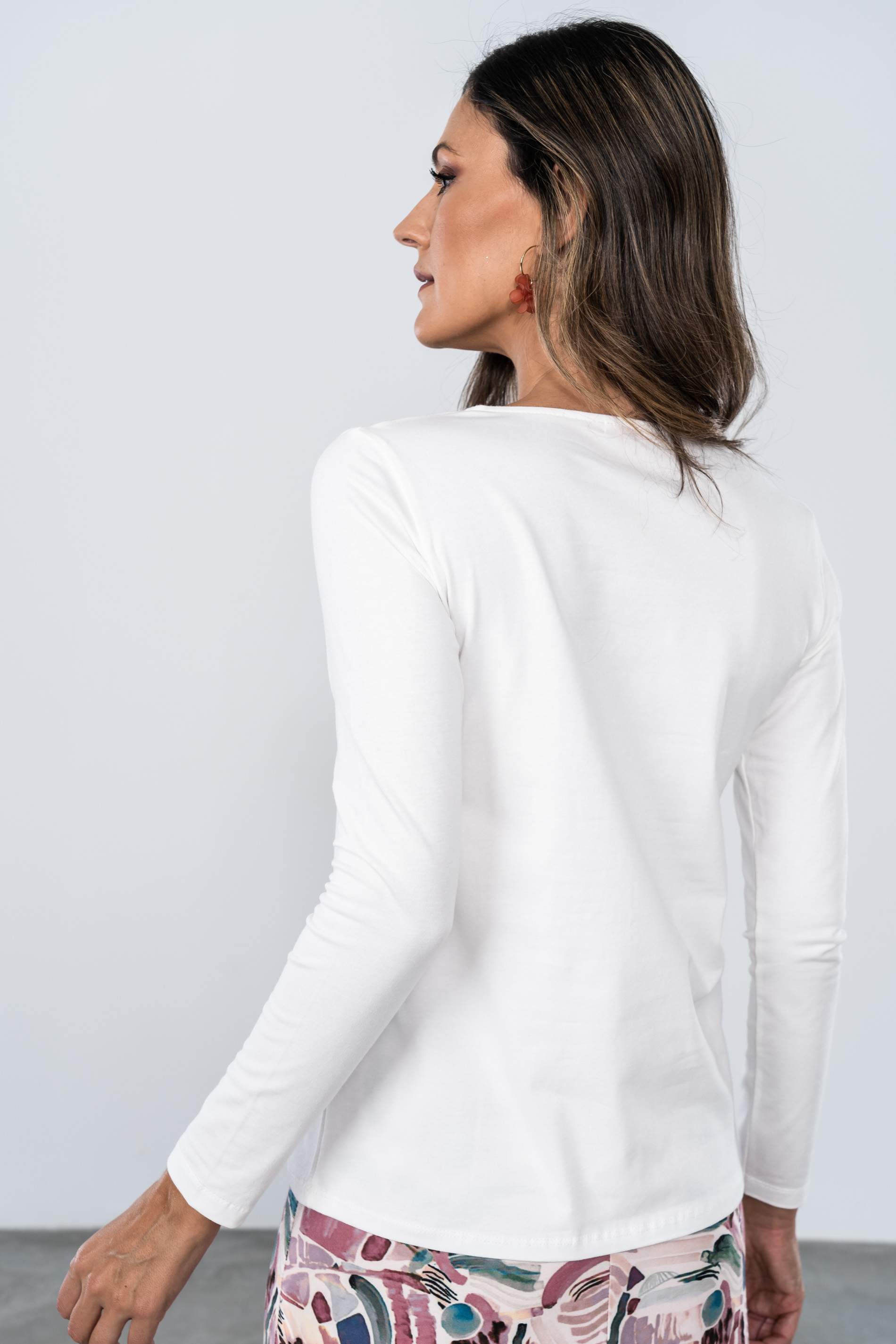 CAMISETA BORDADO CENTRAL CRUDO M/L