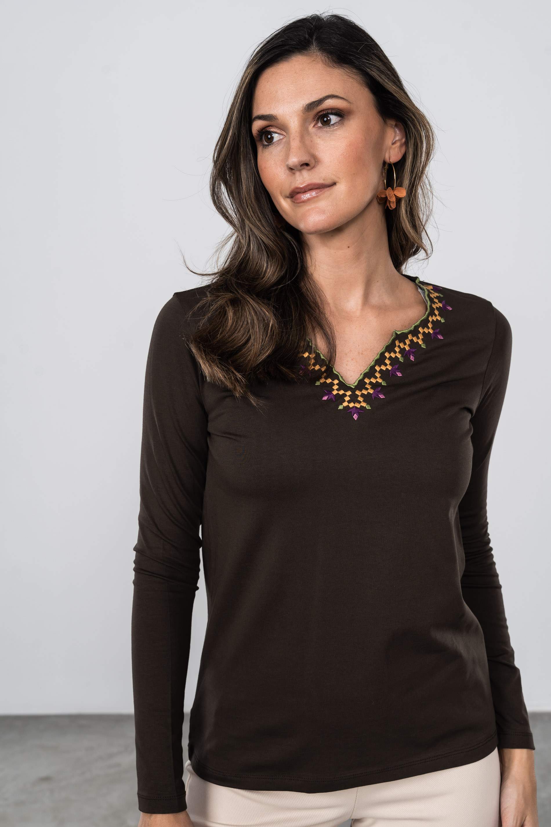CAMISETA CUELLO UVE PIQUITOS MARRÓN M/L
