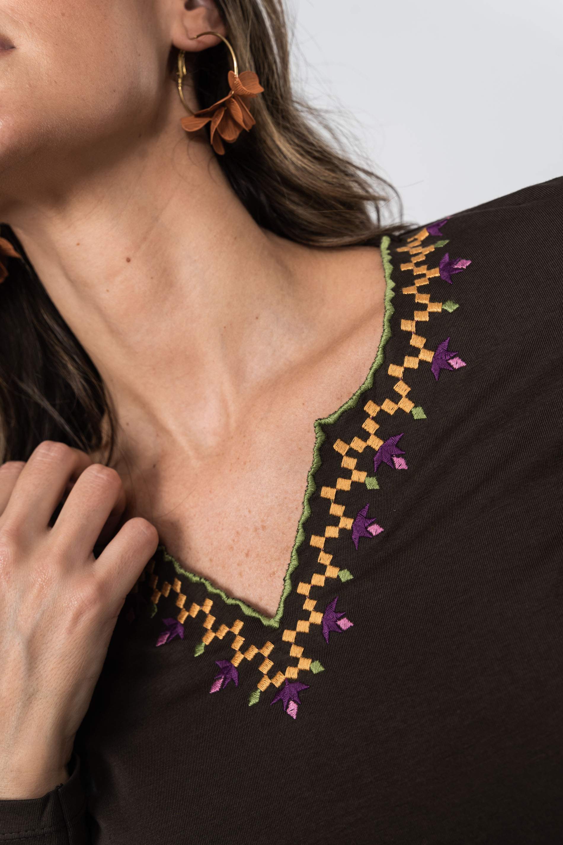 CAMISETA CUELLO UVE PIQUITOS MARRÓN M/L