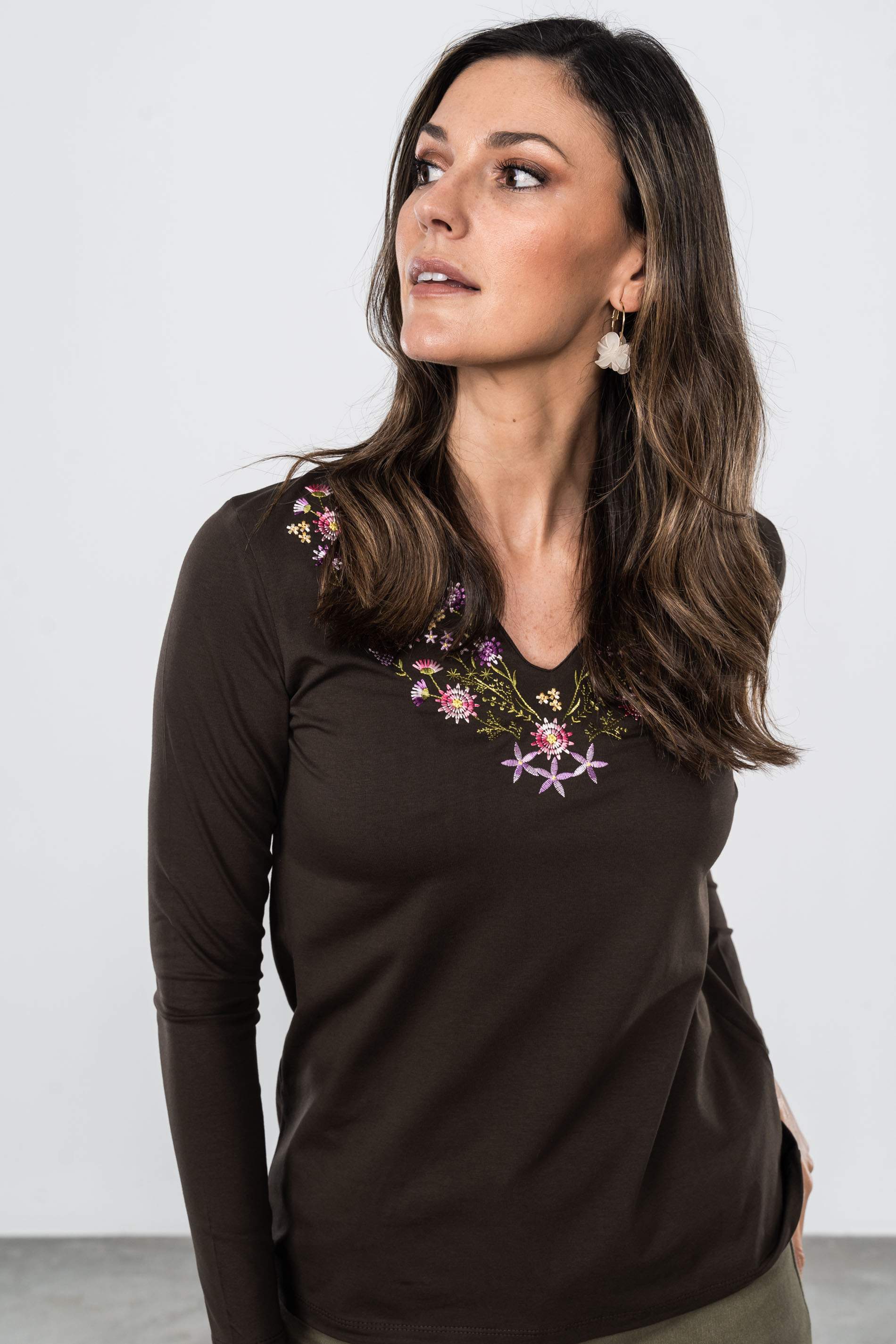 CAMISETA CUELLO PICO FLORES MARRÓN M/L